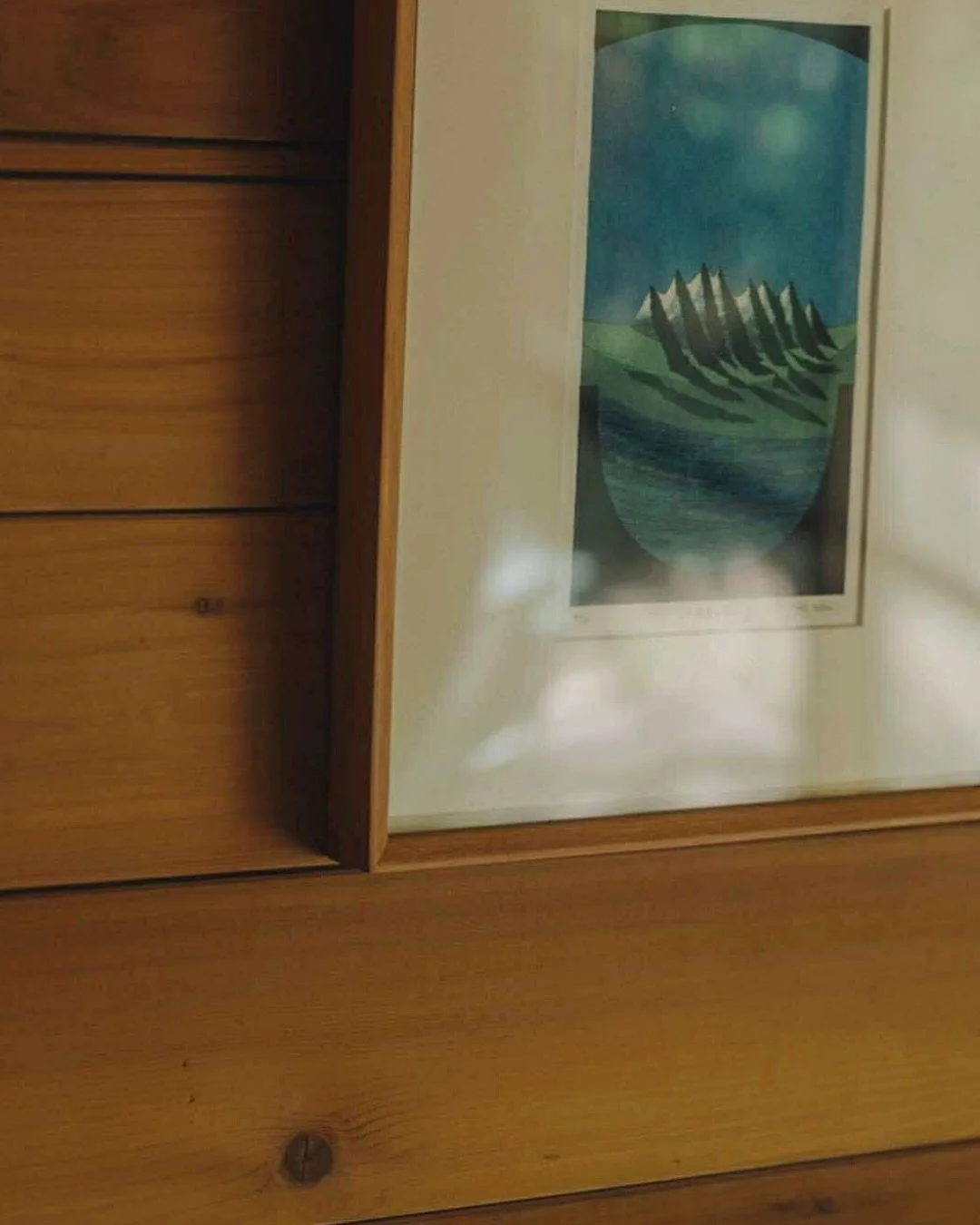 内装のアートにも、ほんの少しこだわりを込めました。

名の知れたアーティストの作品を揃えたわけではなく、時代や作風もさまざま。

それでも、このシーダーハウスの雰囲気や、安曇野という土地の空気にしっくりと馴染むものを、一つひとつ選び集めています。

旅先で出会った小さなギャラリーや、友人から譲り受けた作品など、調達の背景も多彩です。統一感よりも、この場所に合うかどうかを大切にした空間づくり。

滞在中、ふと目に入るアートが、安曇野の自然と同じように、心をやわらかくしてくれる存在であれば嬉しいです