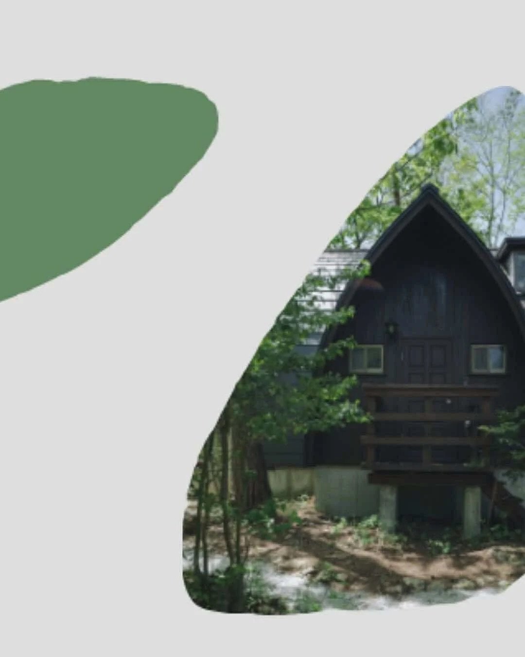 駐車場に車を停めると、目の前には石造りの階段が続きます。

まるで森の奥へ誘われるような小道。木々に包まれたアプローチを進むにつれ、姿を現すのは趣あるシーダーハウスです。

夏は木漏れ日の緑が鮮やかに揺れ、冬は雪に包まれた幻想的な白の世界が広がります。訪れるたびに違った表情を見せる自然と調和した景色が、ここで過ごす時間をより特別なものにしてくれます。四季の移ろいを五感で感じながら歩くアプローチこそ、この宿の魅力のひとつです。

＝＝＝

When you park your car, a sto