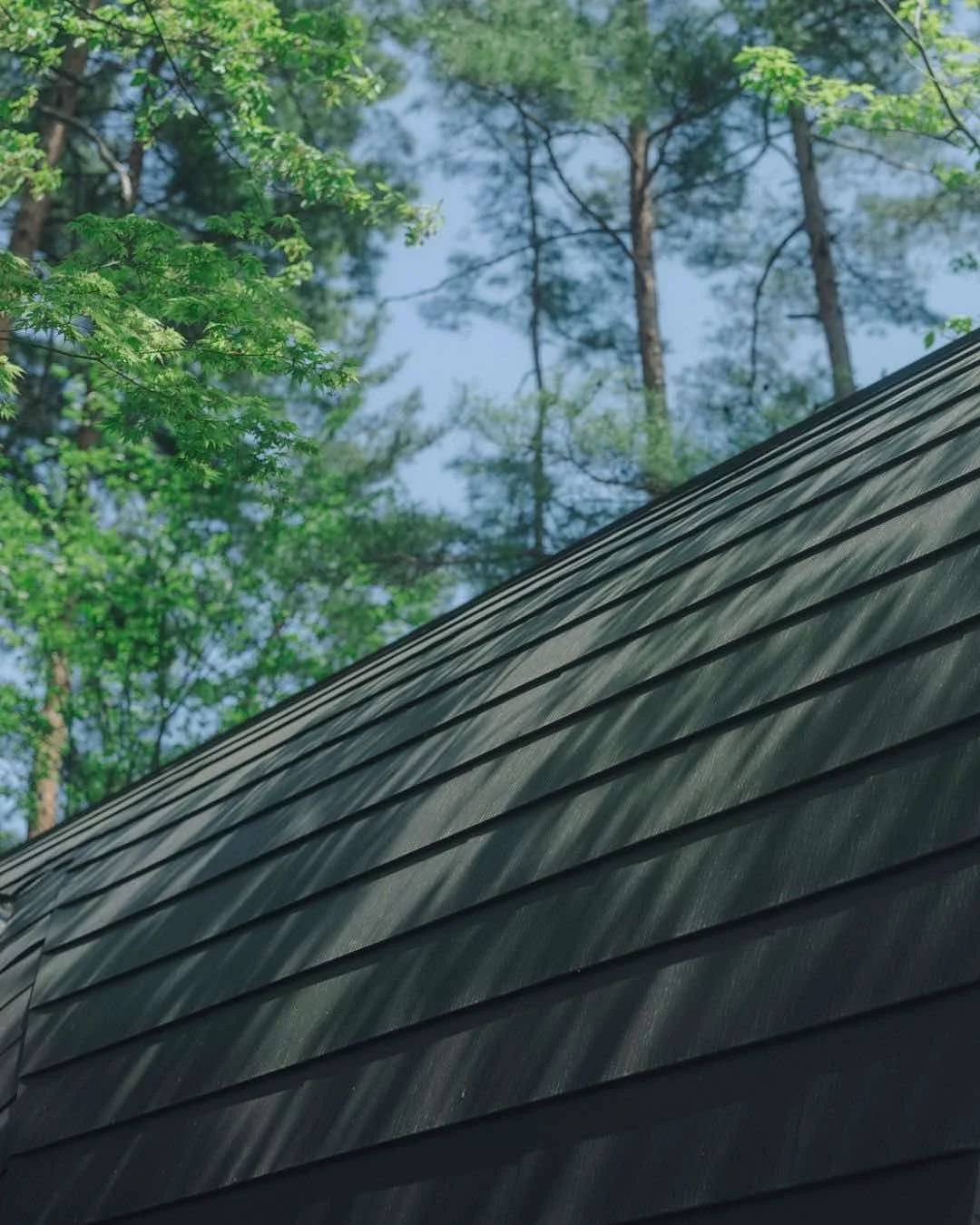 カナディアンシーダーハウスは、樹齢300年を超えるカナダ杉を贅沢に使用したログハウス。

杉の持つ優れた断熱性と調湿性により、夏は涼しく冬は暖かく、四季を通じて快適な空間を保ちます。

天然の木肌から漂うほのかな香りは、深い森にいるような安らぎを与えてくれます。屋根と外壁がつながった個性的な外観は、どこか可愛らしさも感じさせます。

また年月を経るごとに木肌の色合いが変化し、住まう人とともに味わいを深めていくのも魅力のひとつです。自然素材ならではのぬくもりと、時を刻む豊かさを楽しめるのがシーダー