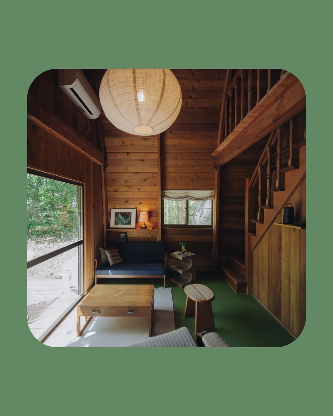 夜のシーダーハウスは、昼間とはまったく違った表情を見せてくれます。

窓からもれるあたたかな灯りが森をやさしく照らし、静かな闇の中に浮かび上がる姿はどこか幻想的。

ペレットストーブの炎が揺れるリビングでは、仲間と語らいながら心安らぐ時間を過ごせます。森の夜の静けさに包まれると、日常の喧騒を忘れ、ただここでしか味わえない特別なひとときが流れていきます。

＝＝＝

At night, the cedar house reveals a completely different charm fro
