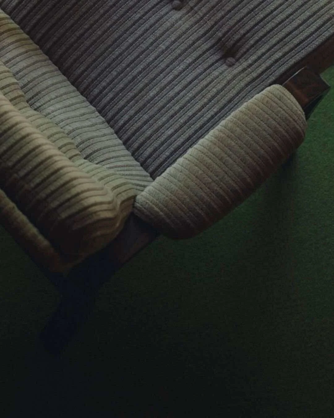 リビングは、カナディアンシーダーハウスならではの丸みを帯びた造形が特徴です。やわらかな曲線が生み出す空間は、どこか包み込まれるような安心感を与えてくれます。

また、室内に一歩足を踏み入れると、木そのものが持つぬくもりと心地よい香りが広がり、自然と深呼吸したくなるような癒しのひとときを感じていただけます。

＝＝＝The living room is characterized by the gently rounded design unique to a Canadian cedar hou