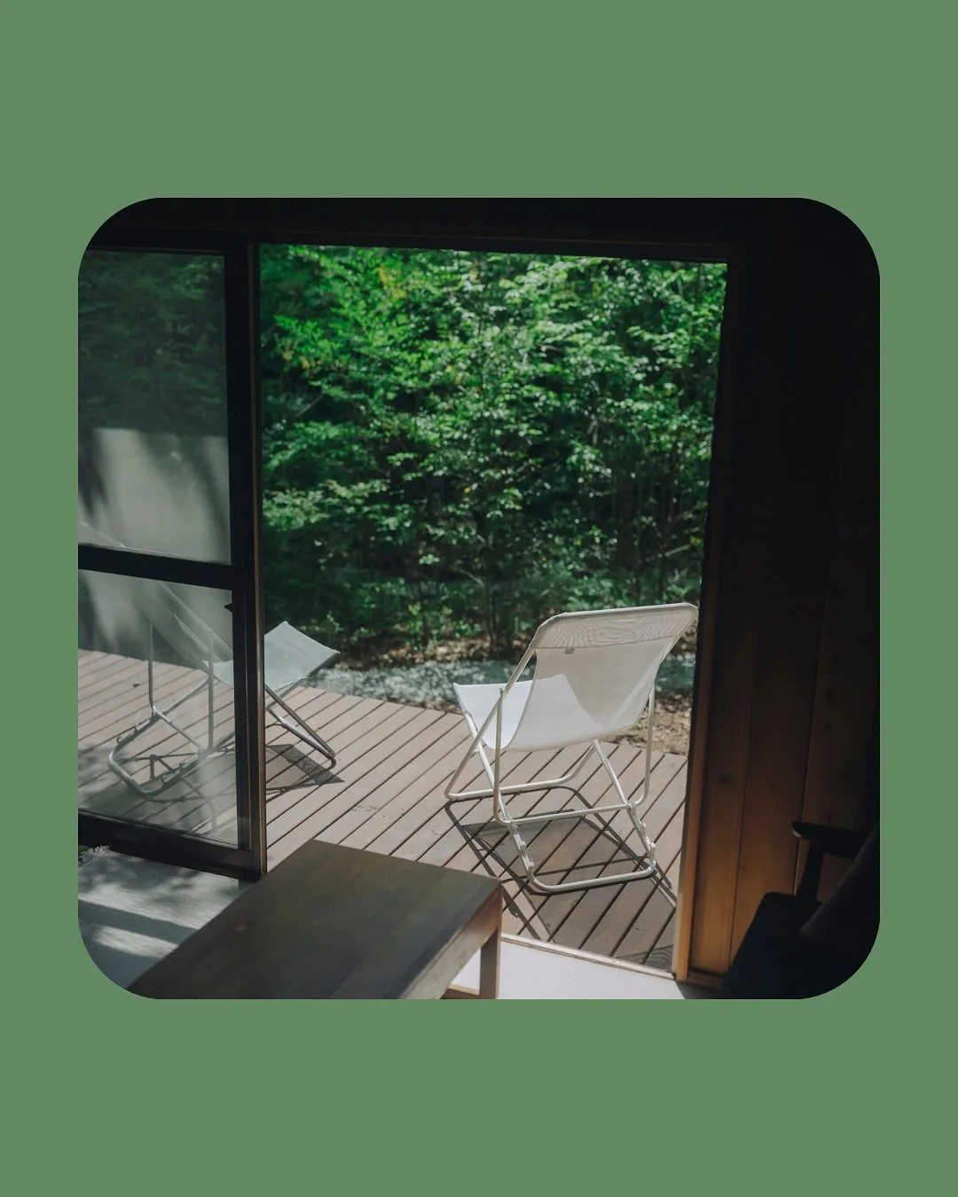 リビングの扉を開けると、外には心地よいウッドデッキが広がります。

そのまま庭へ足を運べば、安曇野の豊かな植生がありアカマツやモミジ、コシアブラの木々が出迎えてくれます。

四季折々に表情を変える安曇野の豊かな植生に触れながら、森の息吹を感じるひとときをお過ごしください。

＝＝＝

When you open the living room door, a pleasant wooden deck spreads out before you.

Step into the garden an