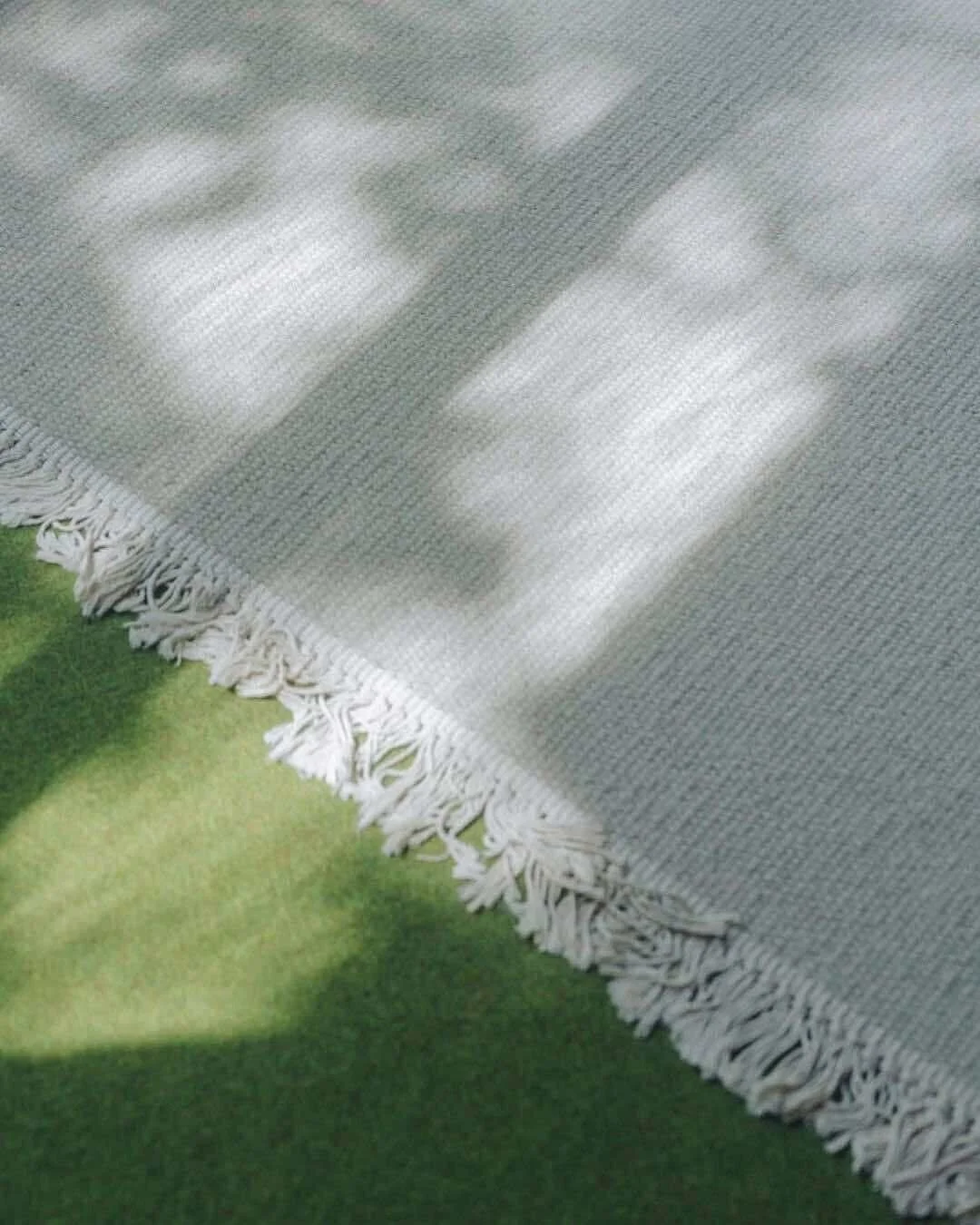 南向きのリビングには暖かな陽光が降り注ぎます。
木漏れ日の移ろいから、時間の流れを感じてみてください。

またログハウスの壁はただの壁ではなく、日差しを受けて熱をゆっくりと蓄え、夜になってもやさしく返してくれる存在です。木ならではの柔らかなぬくもり。
自然素材だからこその心地よさが、家の中の時間をもっと豊かにしてくれます。

日の当たるログハウスに暮らすことは、太陽と木と一緒に生きること。
冬は暖かく、夏は涼しい。自然と調和する暮らしの魅力を、毎日の光が教えてくれます。

＝＝＝

The so