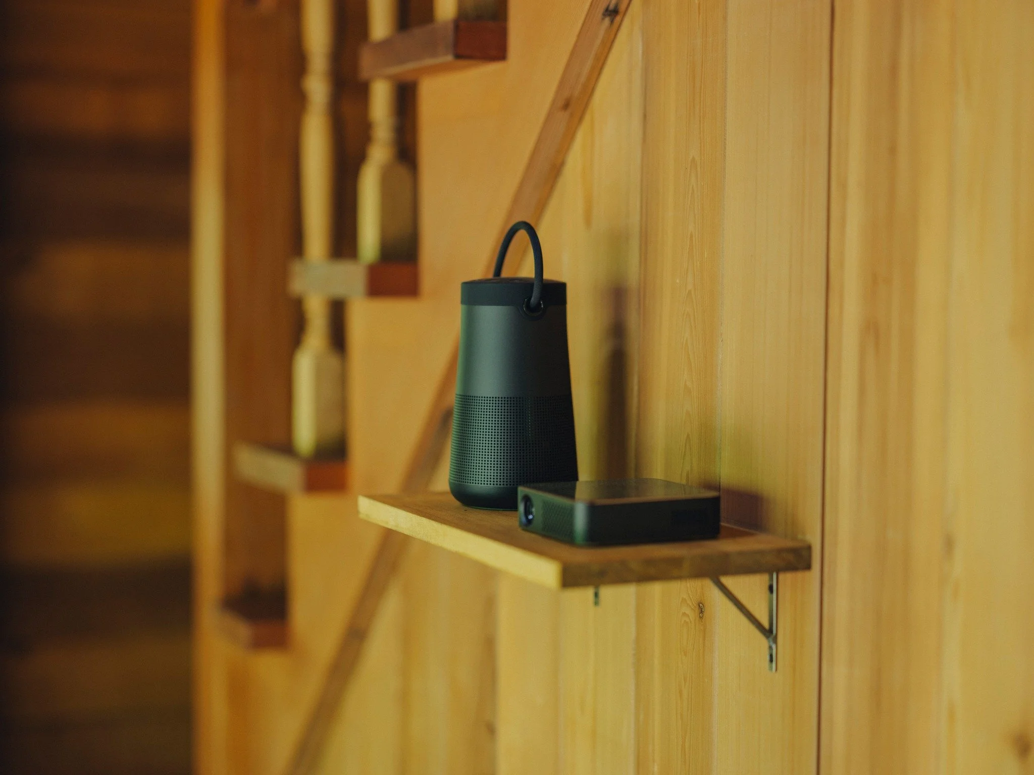 全施設にプロジェクターを完備しております。夜は照明を落とし、大画面でお好きな映画に没頭するプライベートシアターへ。ポップコーンも良いですが、地元のワインとチーズを片手に楽しむのが、大人の夜の過ごし方かもしれません。

All our facilities are equipped with projectors. At night, dim the lights and immerse yourself in your favorite movie on the big screen in yo