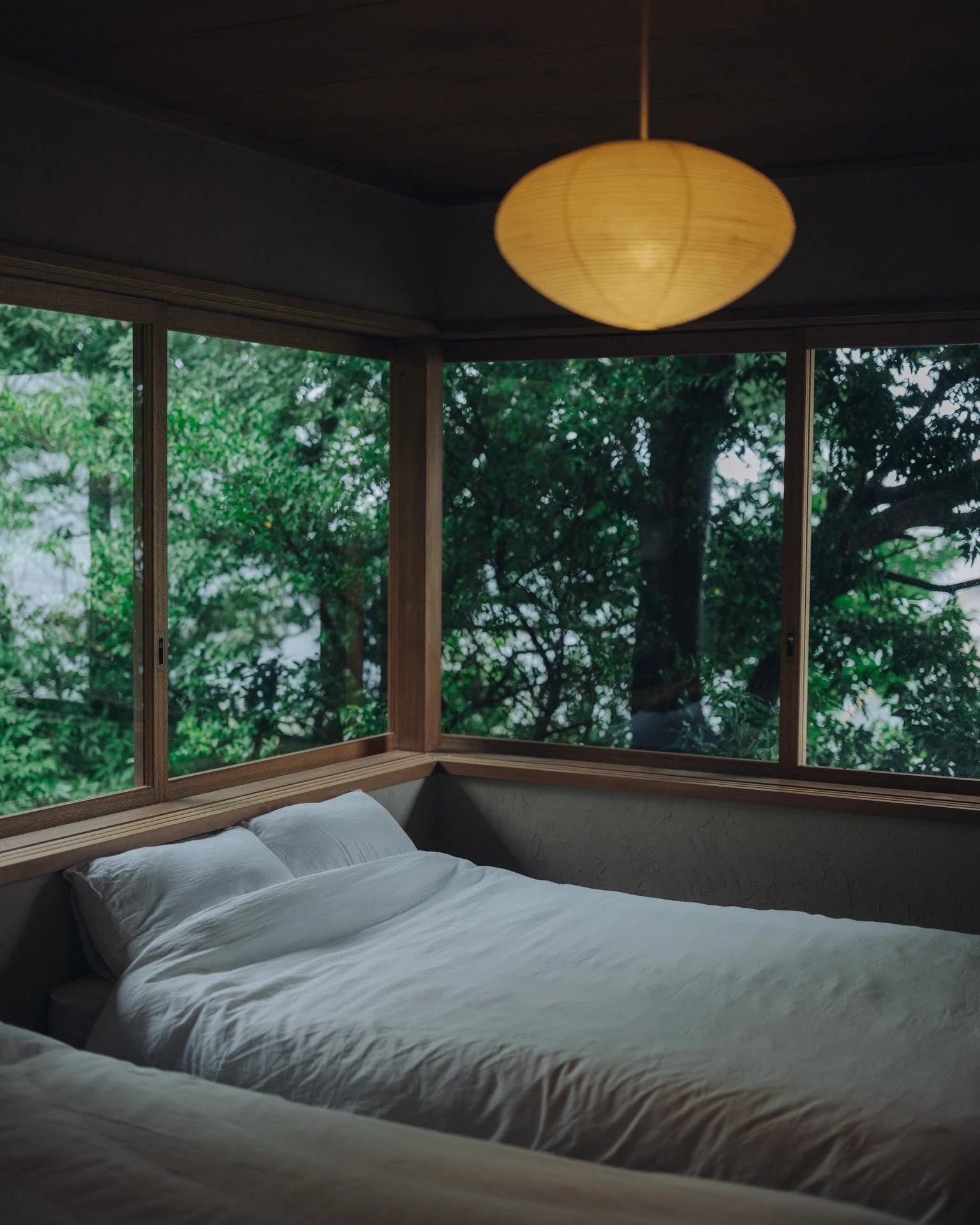 清掃チームから届く完了報告を確認するのが、我々の日課です。シーツの四隅が美しく整えられている瞬間は、何度見ても清々しい気持ちになります。「写真通りの清潔さ」を守り続けること。それは、私たちチーム全員のプライドでもあります。

Checking the completion reports from the cleaning team is my daily routine. The moment I see the four corners of the sheets beautifully a