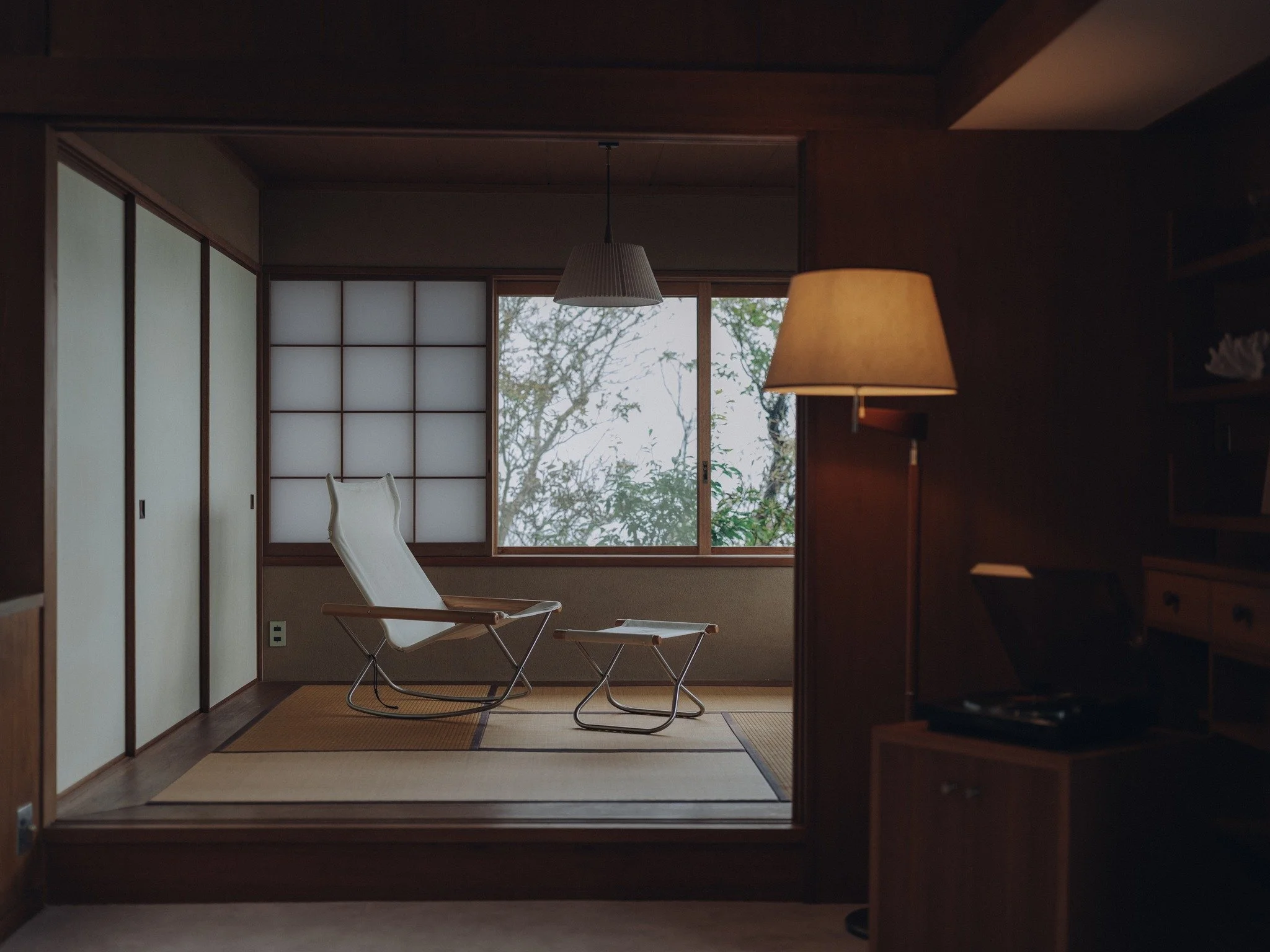 Wi-Fiは完備しておりますが、あえてスマートフォンを置いてみるのもおすすめです。森のざわめき、波の音。情報のノイズがない世界で深呼吸をする。通知に追われない時間は、現代において最高の贅沢ではないでしょうか。

We have Wi-Fi available, but we also recommend intentionally putting your smartphone away. The rustling of the forest, the sound of the waves. T