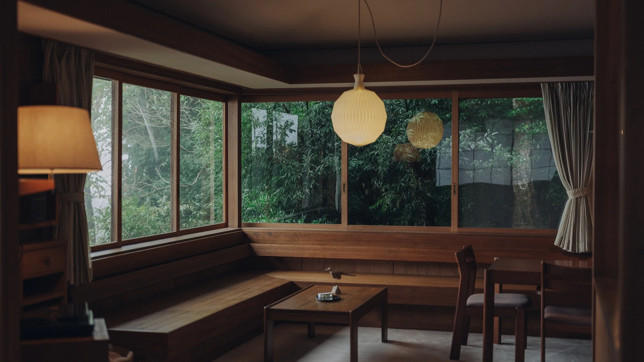 ミッドセンチュリーな空間で海に浮いてる錯覚になる。ここはNagiの特等席。

#hyakkeihanare #mine #nagi #貸別荘 #シーダーハウス #ミッドセンチュリー #伊豆 #伊豆高原 #伊豆旅行 #オーシャンビュー