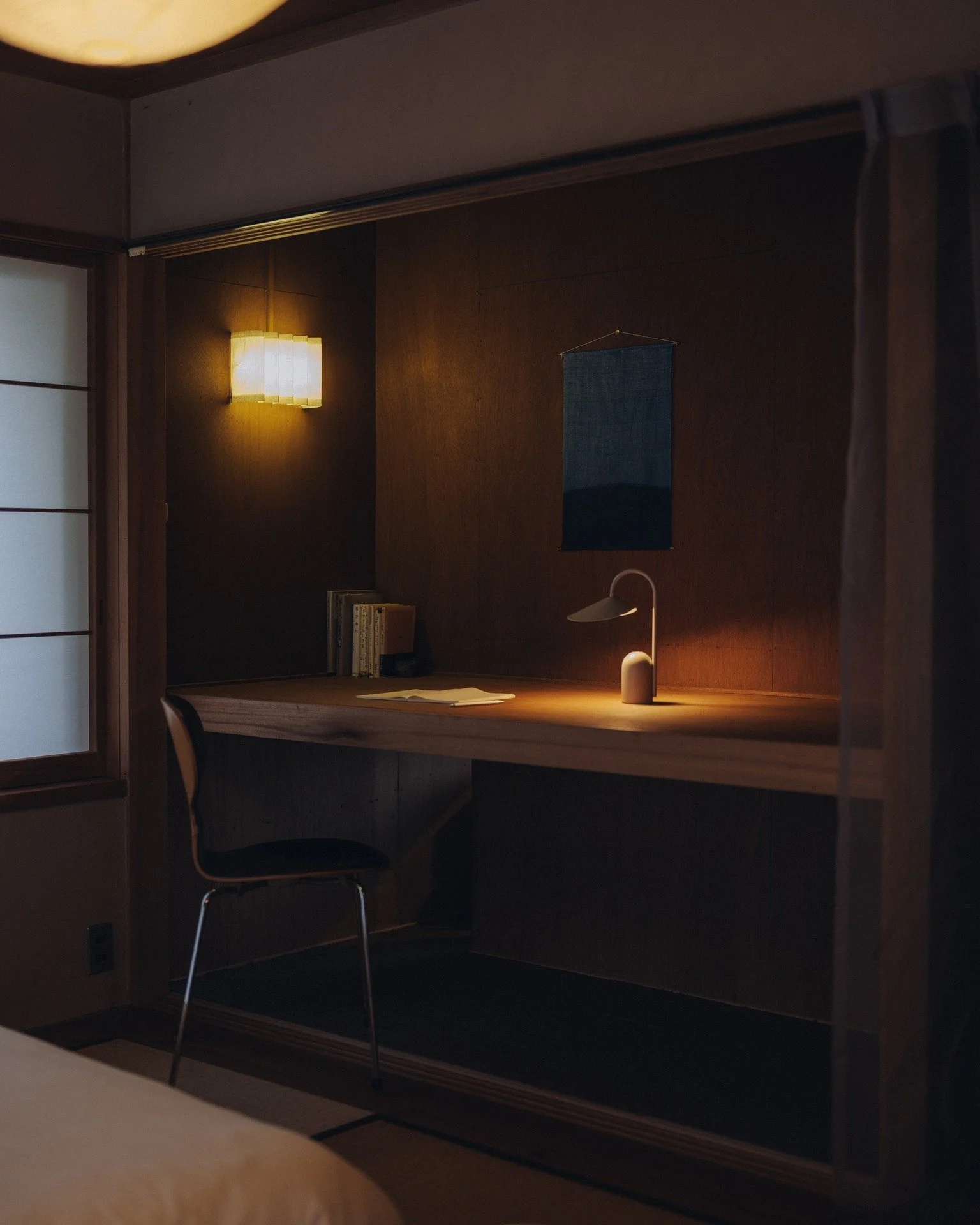 旅先で少し仕事をする、あるいは手紙を書く。海を臨むデスクは、思考をクリアにしてくれます。

Doing a little work or writing a letter while traveling - a desk overlooking the sea will help you think clearly.

#hyakkeihanare #mine #nagi #貸別荘 #シーダーハウス #ミッドセンチュリー #伊豆 #伊豆高原 #伊豆旅行 #オーシャンビュー