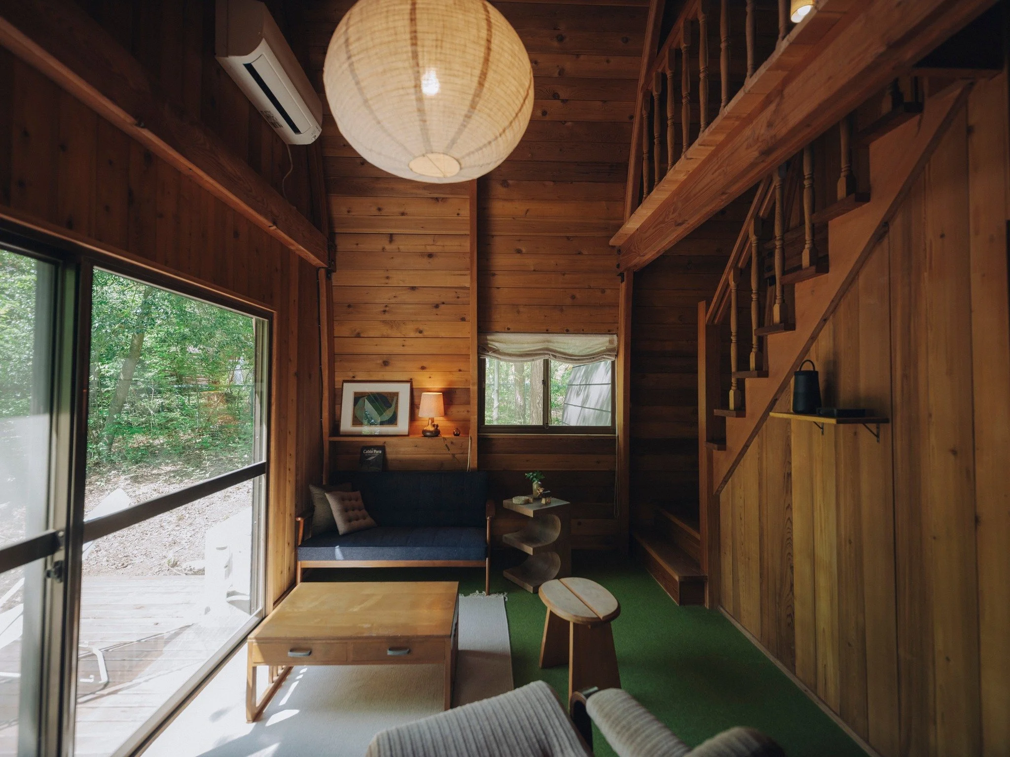 「百の景色＝百の暮らし方」 ―― 

ブランド名に込めた想いです。
僕たち4人で運営しているHYAKKEI Hanareは、単なる宿泊施設ではなく、日常の延長線上にある「もうひとつの居場所」でありたいと思っています。ここ安曇野のMineは、貴重なシーダー材を使ったログハウス。木の香りに包まれて、ただただ静かに本を読んだり、星を眺めたり。

「何もしない贅沢」を、ぜひ味わいに来てください。

#HYAKKEIHanare #安曇野 #貸別荘 #移住生活 #ログハウス