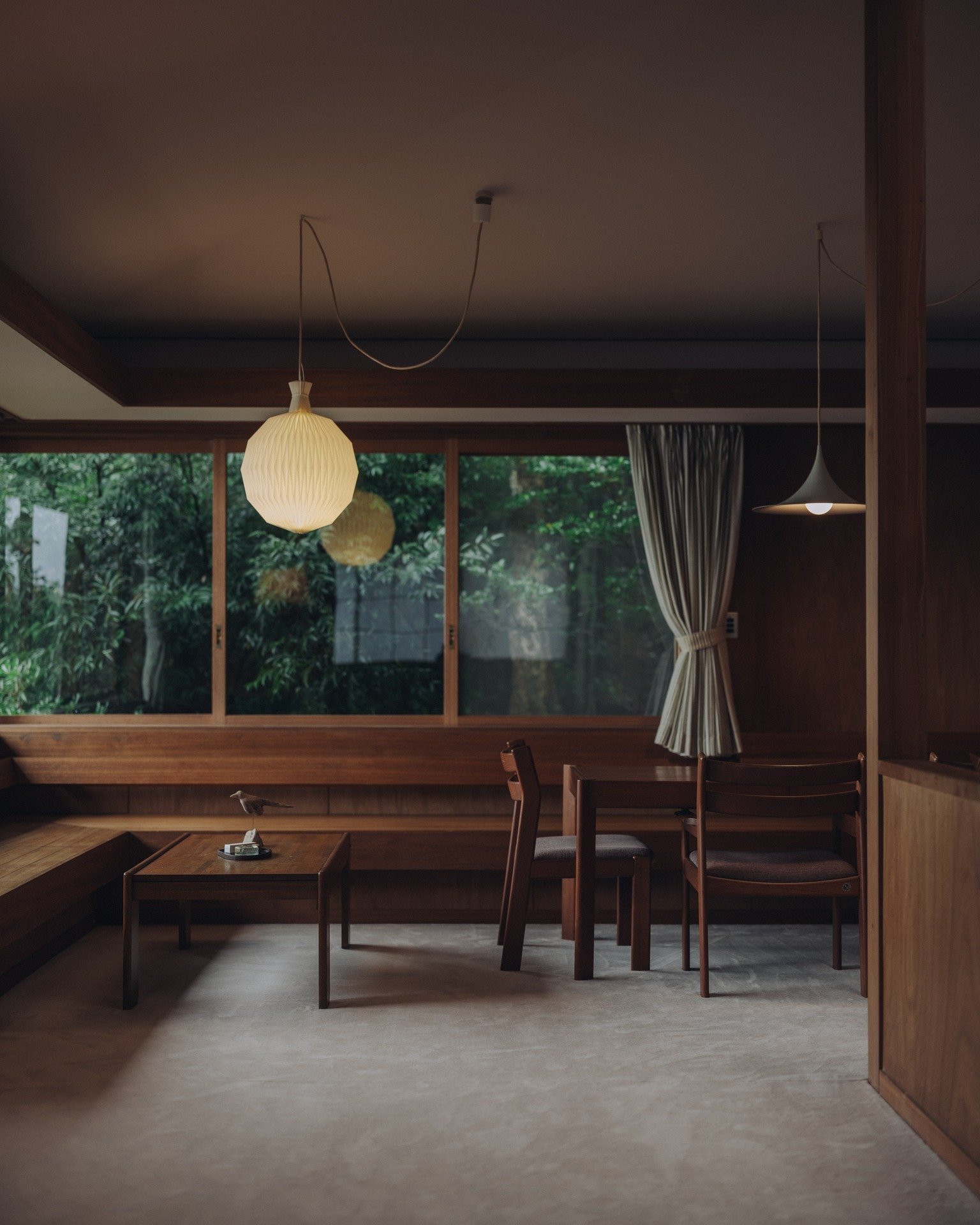 「凪（なぎ）」という名前に込めたのは、風が止まり、海面が鏡のように静まるあの時間。

伊豆のNagiは、築40年以上の建物を建築家がリノベーションした、ジャパニーズ・モダンの隠れ家です。

窓の外に広がる海と山、そして源泉かけ流しの温泉。
何かに追われる毎日を少しだけお休みして、自分を取り戻す時間を過ごしてほしい。

そんな想いで、僕たち4人が大切に手入れをしている場所です。 

#HYAKKEIHanare #Nagi伊豆 #伊豆旅行 #建築家とつくる家 #リノベーション #海の見える宿