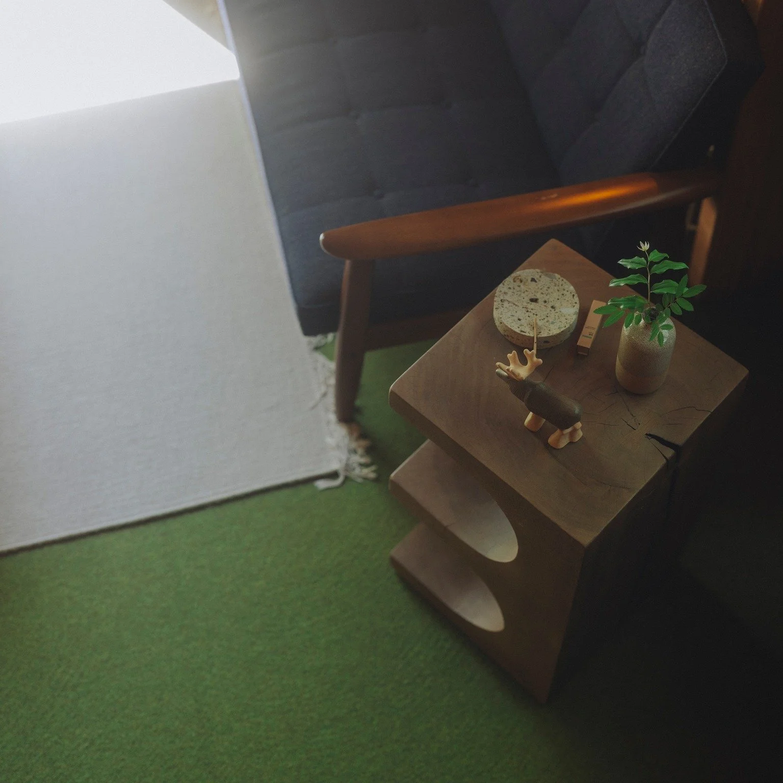 このログハウスの質感がたまらなく好き。
（写真を見ると、ついつい壁を撫でたくなります&hellip;笑

Mine安曇野は、今はもう生産されていない貴重な建材を使っています。

リノベーションする時も、この土地が持つ本来の魅力を壊さないよう、あえて「手を加えすぎない」ことにこだわりました。

古いものと、今の暮らしに合う家具。
この絶妙なバランスが、落ち着く空間を作ってくれています。

週末、ふらっと「自分の別荘」に帰るような感覚で泊まってもらえたら嬉しいな。

 #インテリアコーディネート #