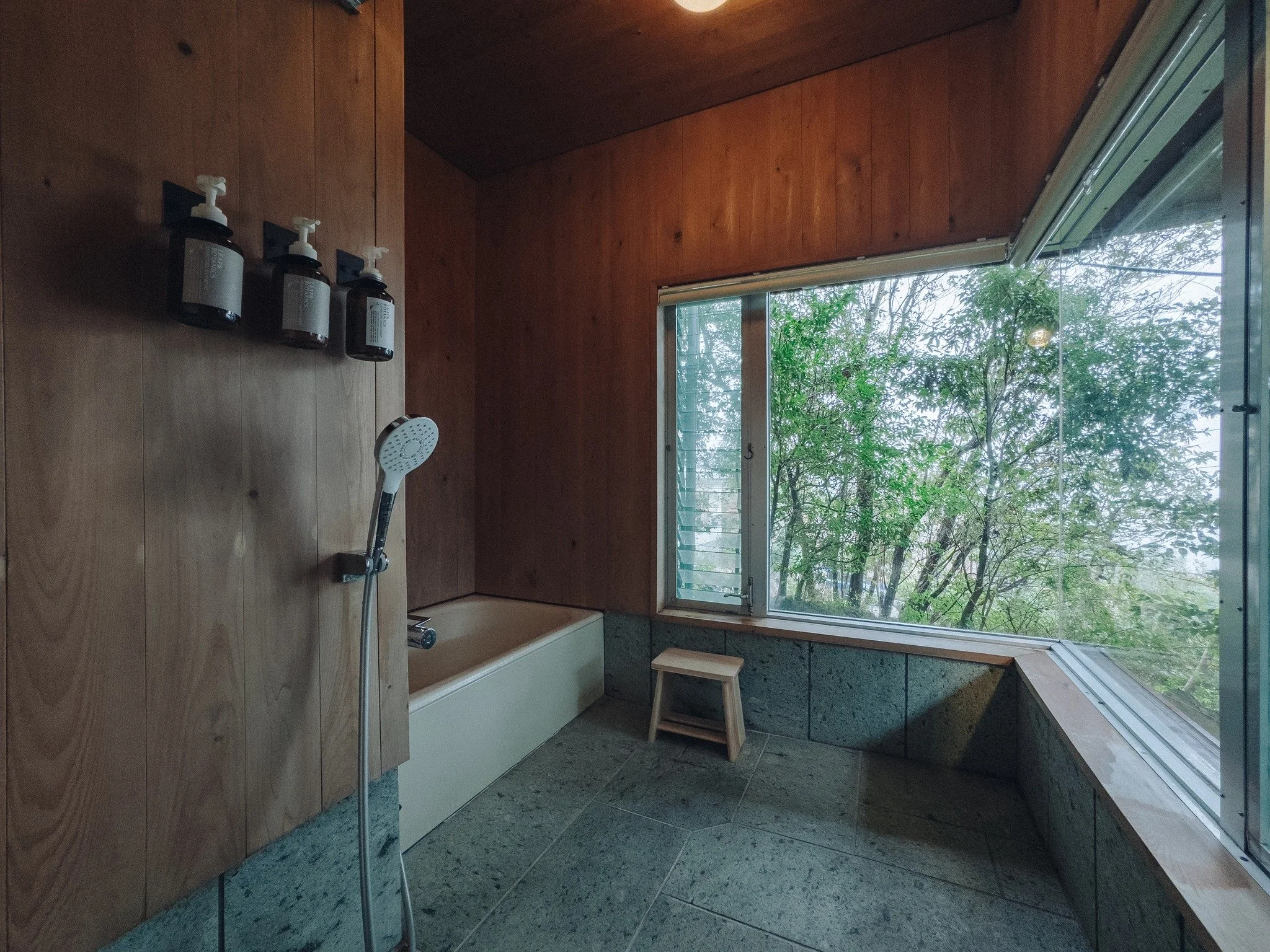 宿から出ない、という贅沢。

Nagiの自慢は、なんといってもお部屋で楽しめる温泉。

八幡野の柔らかなお湯に浸かりながら、遠くに聞こえる波音に耳を澄ませる&hellip;。

これ以上のデトックスはありません。キッチンには基本の調味料も揃えているので、地元の市場で買った魚を焼いて、ゆっくりとお酒を楽しむ。

そんな「暮らすような旅」が、ここにはあります。

#温泉旅行 #伊豆高原 #おこもり宿 #丁寧な暮らし #自分へのご褒美 #源泉かけ#温泉旅行 #伊豆高原 #おこもり宿 #丁寧な暮らし #