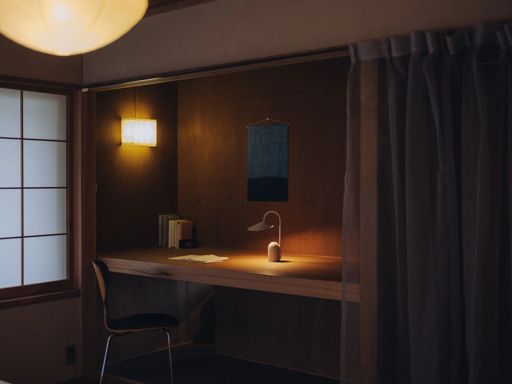 「新しく作るより、今あるものの良さを引き出したい」Nagiをリノベーションする時、4人で何度も話し合ったことです。

古い柱の質感や、日本家屋ならではの落ち着きを活かしつつ、今の私たちが「心地いい」と思えるモダンな空間へ。

手を加えすぎないからこそ生まれる、独特の空気感。
この場所を好きと言ってくれるゲストの方と、この風景を共有できるのが、オーナーとして一番の喜びです。

#古民家リノベーション #ジャパニーズモダン #運営の裏側 #貸別荘ライフ #週末旅行