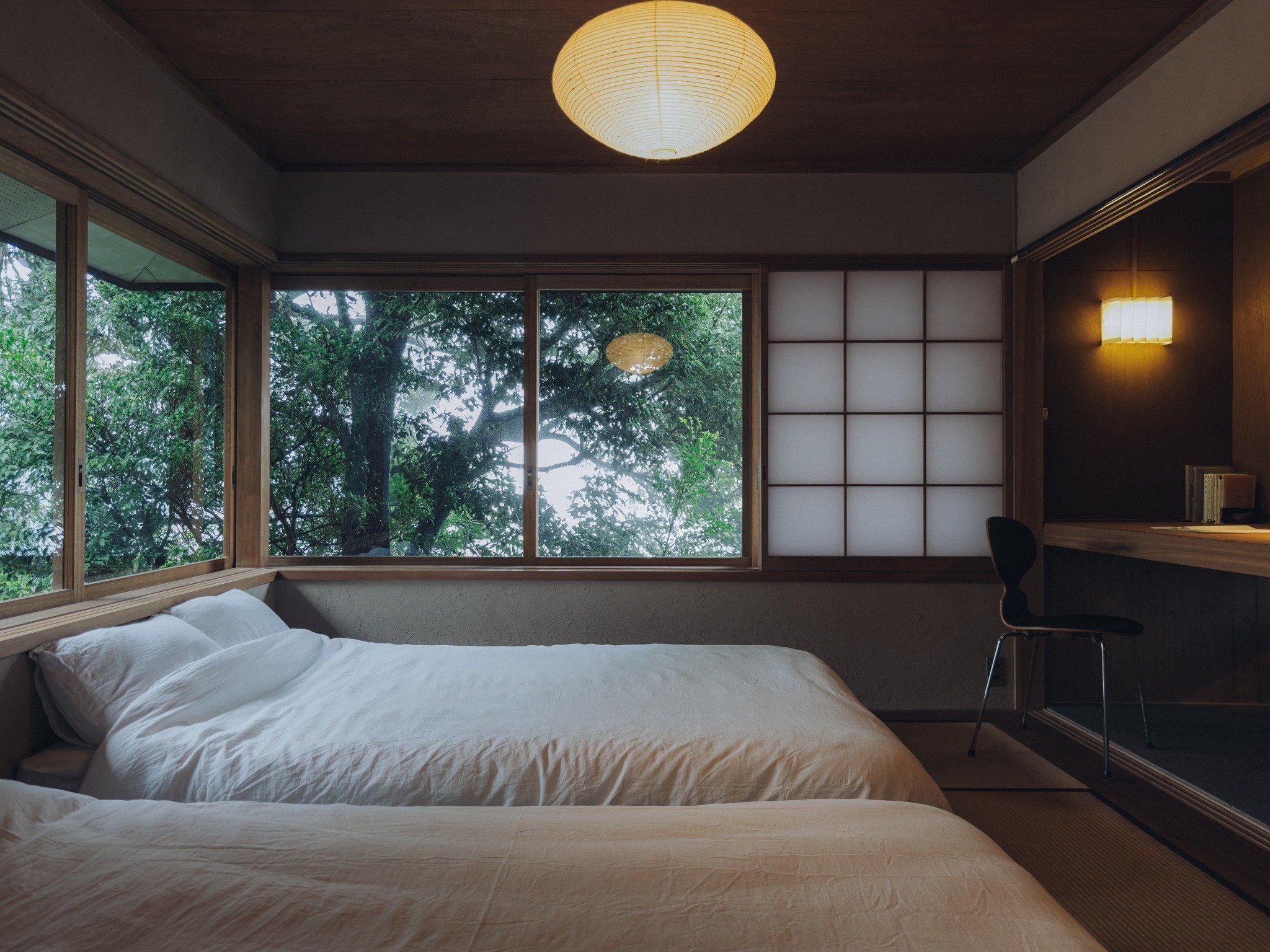 伊豆の静寂に、身をまかせる。

建築家が手がけたモダンな空間で、温泉と波音に包まれる休日。
Nagi伊豆は、日常をリセットするための「もうひとつの居場所」です。海と山を望むこの場所で、心穏やかな凪の時間を。

#HYAKKEIHanare #伊豆高原 #隠れ家宿 #ワーケーション #大人の休日