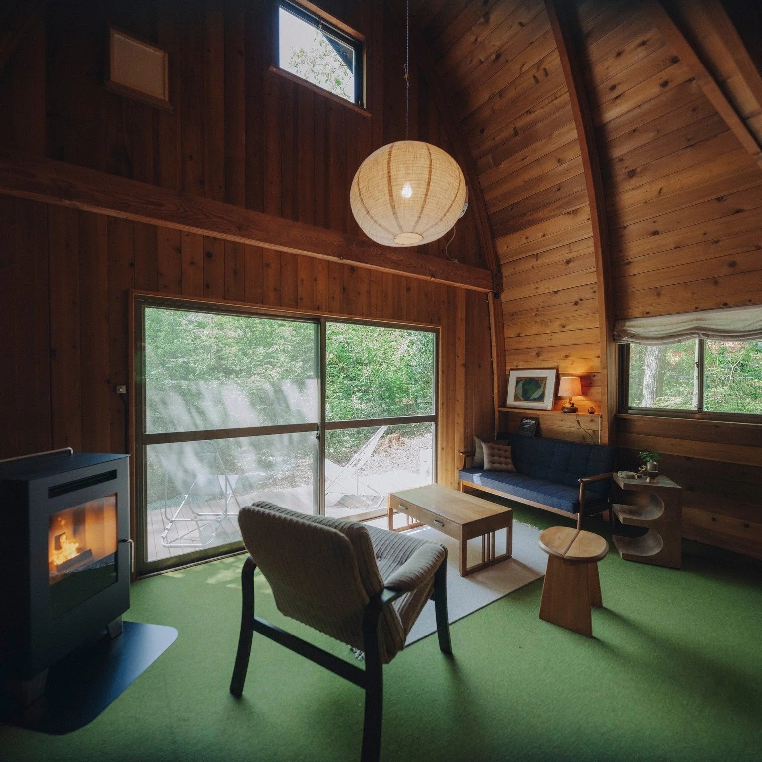 Mine安曇野のログハウスは、木そのものが持つ力強さを感じます。

今では手に入らないカナディアンシーダーの壁は、触れるとしっとりと温かい。
4人でリノベの打ち合わせをした時も、「この木の質感だけは絶対に活かそう」と即決でした。

本物に囲まれて眠る心地よさ、ぜひ体感してほしいです。

#ログハウス #シーダーハウス #建築デザイン #リノベーション #安曇野 #木のぬくもり