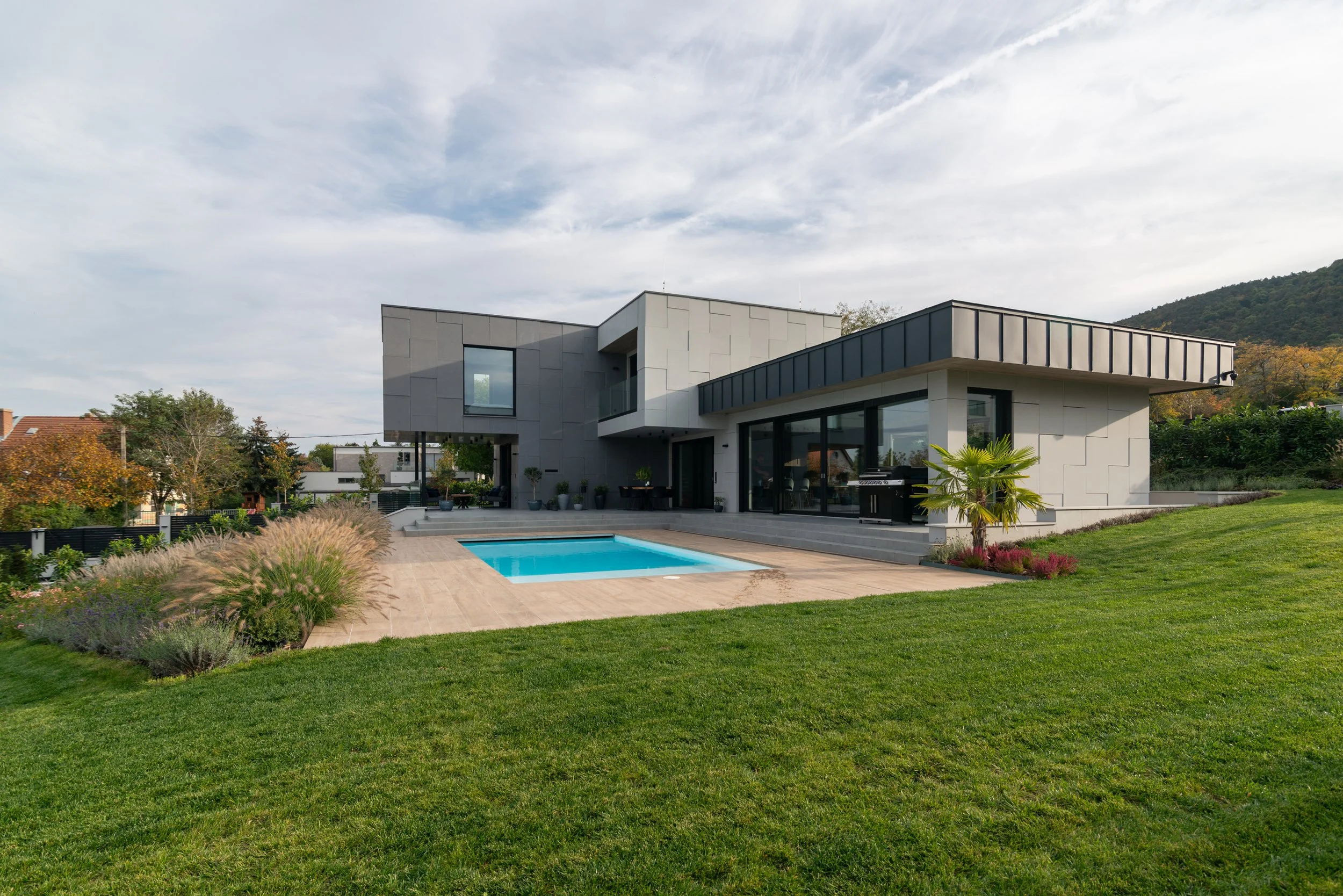 Óbudai villa az oldalkertből