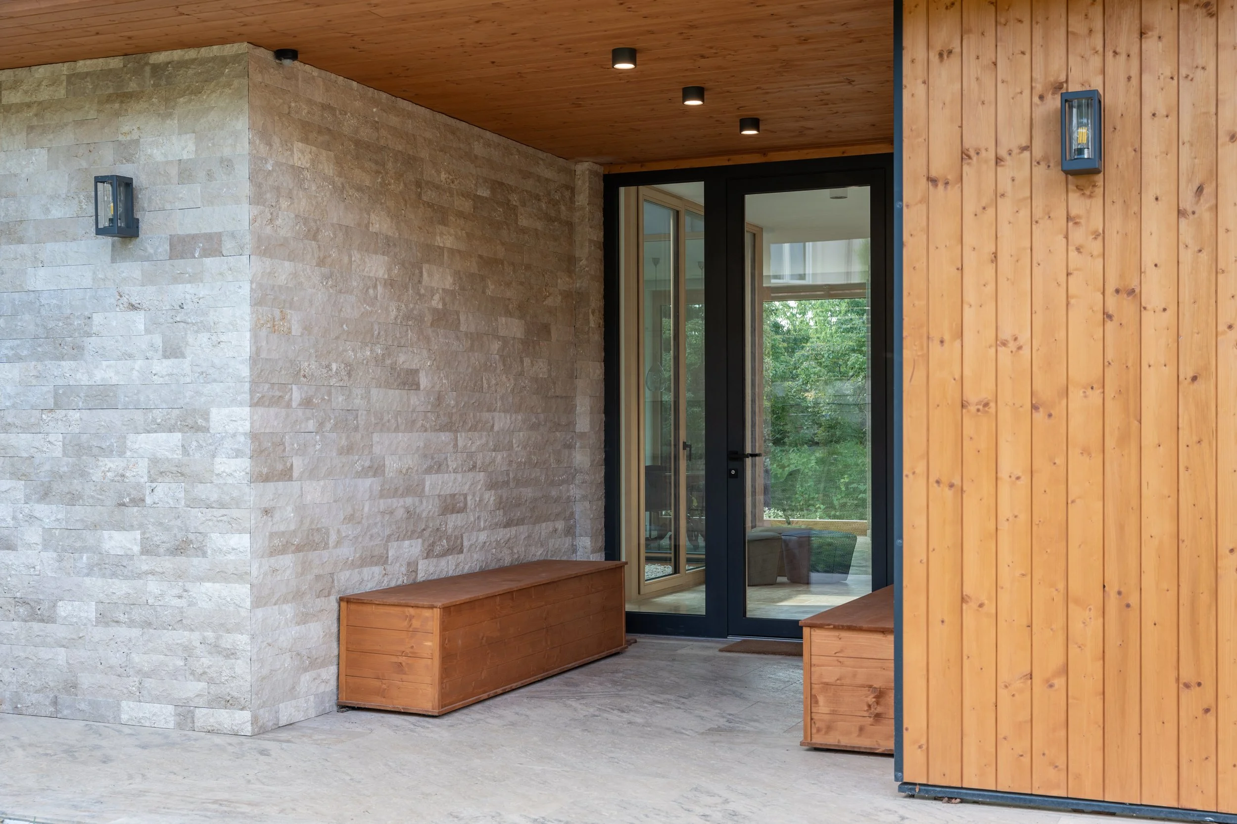 Átriumos családi ház bejárata nappal