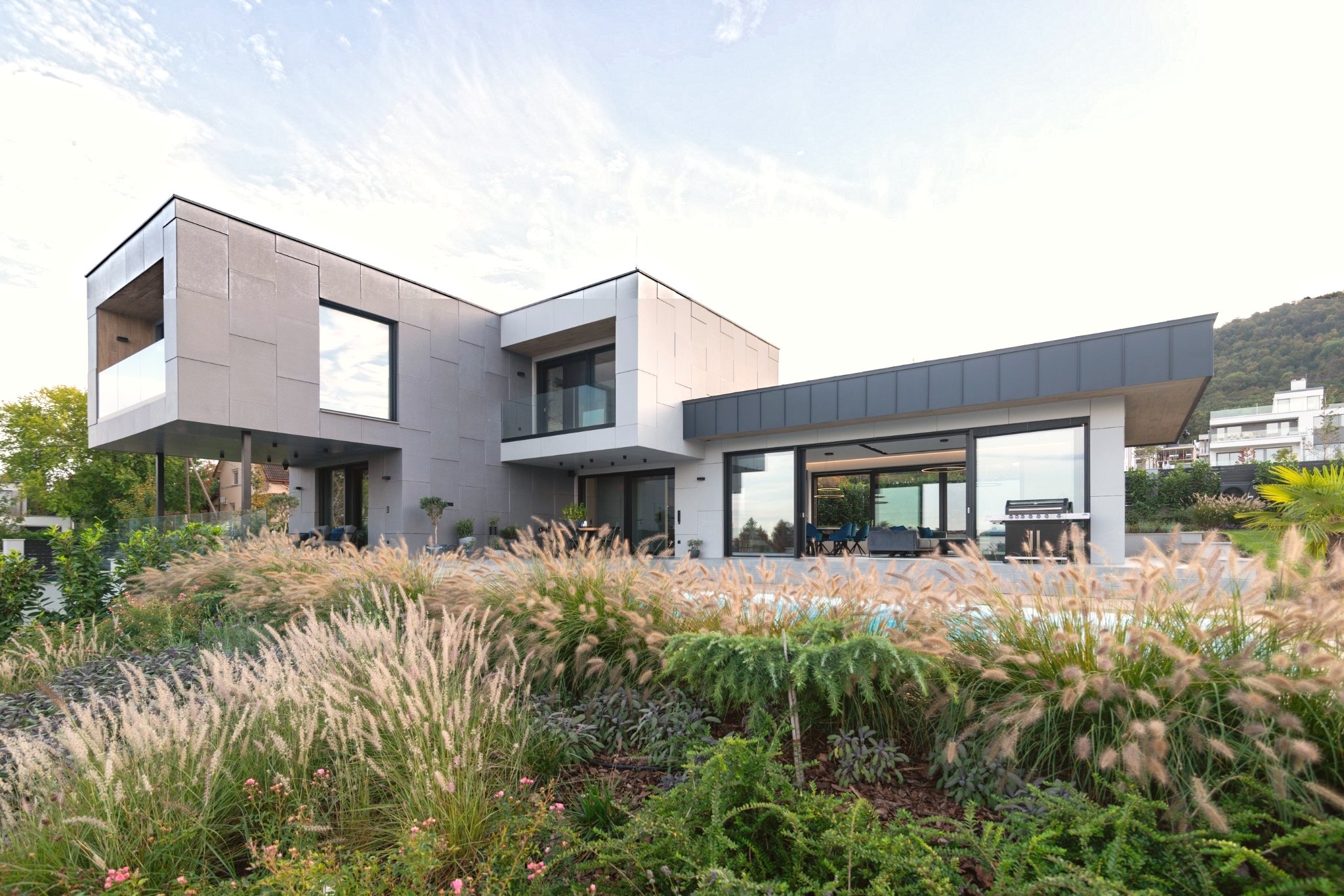 Nagylátószögű kép az óbudai villa kertjéből