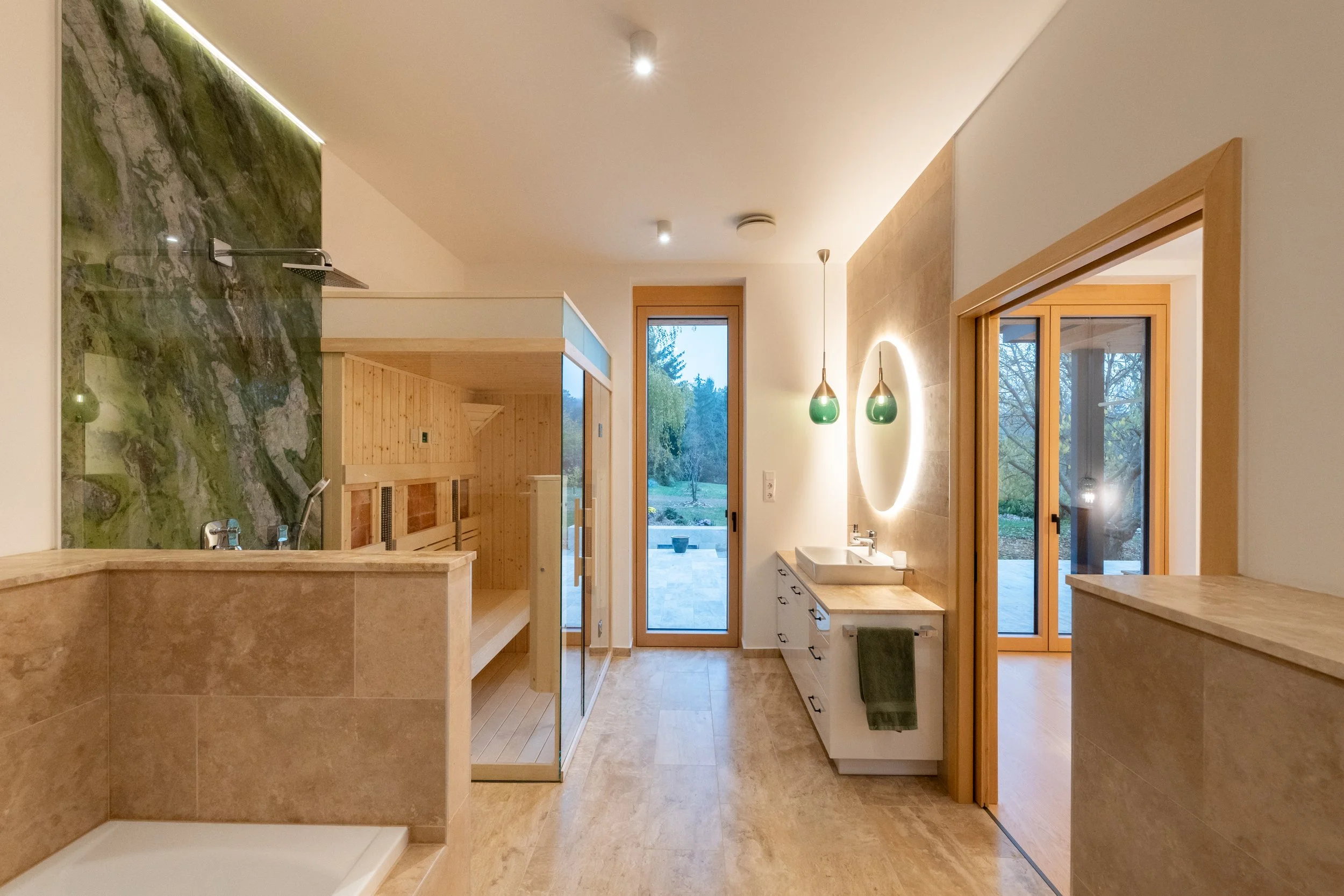 Átriumos családi ház fürdője szaunával