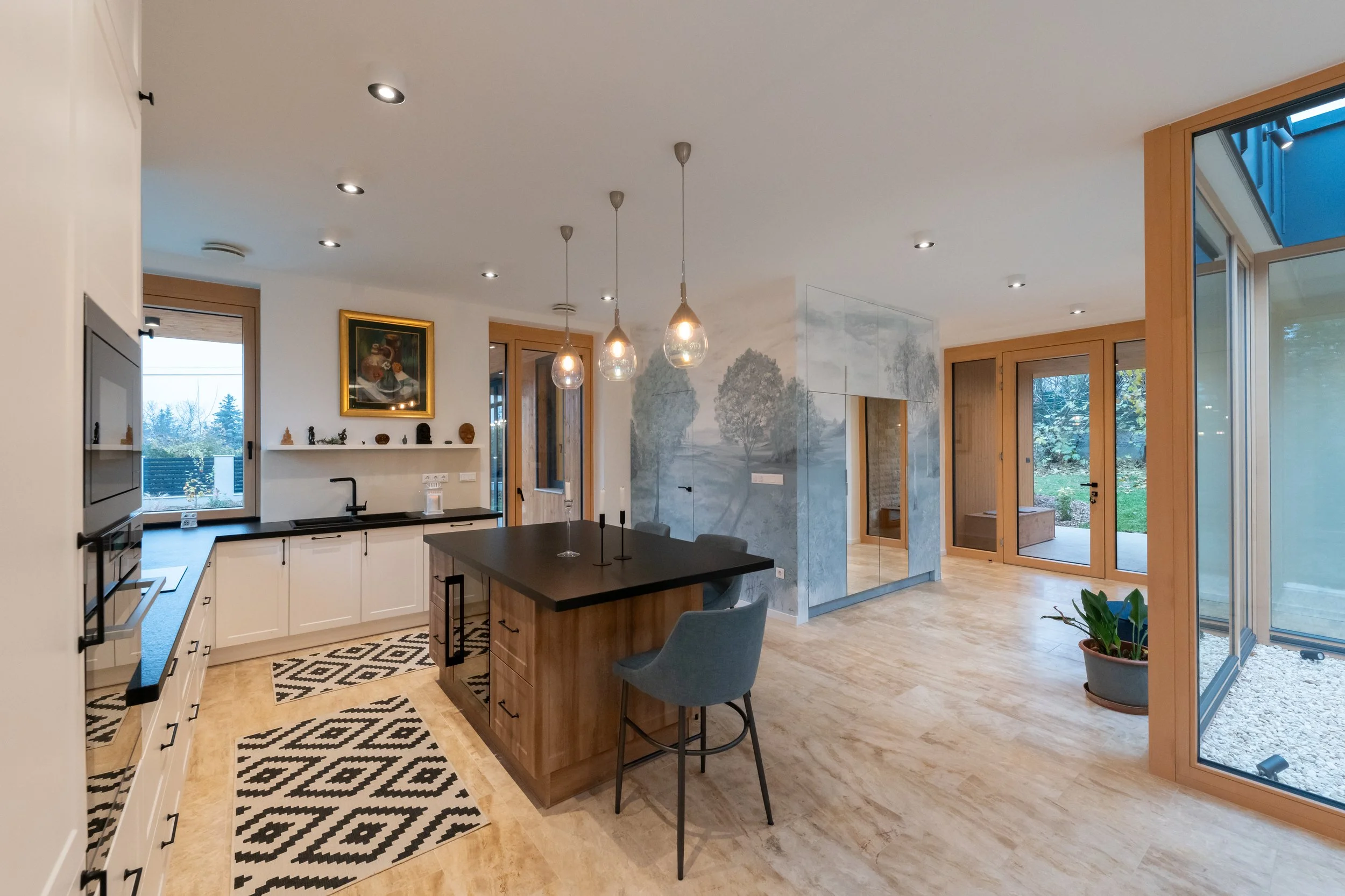 Átriumos családi ház konyha, étkező, előszobája