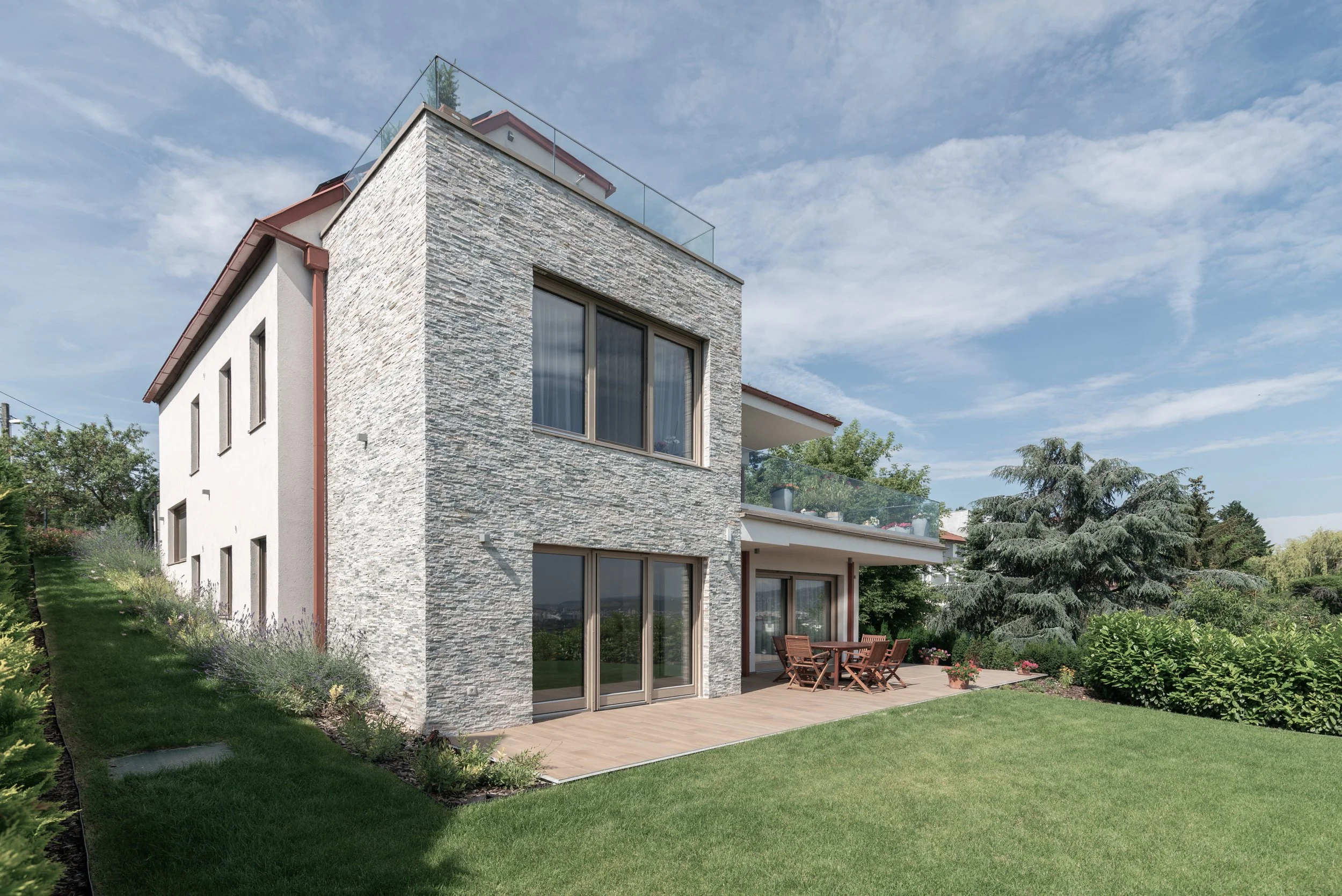 Kép a panorámás családi ház teraszairól