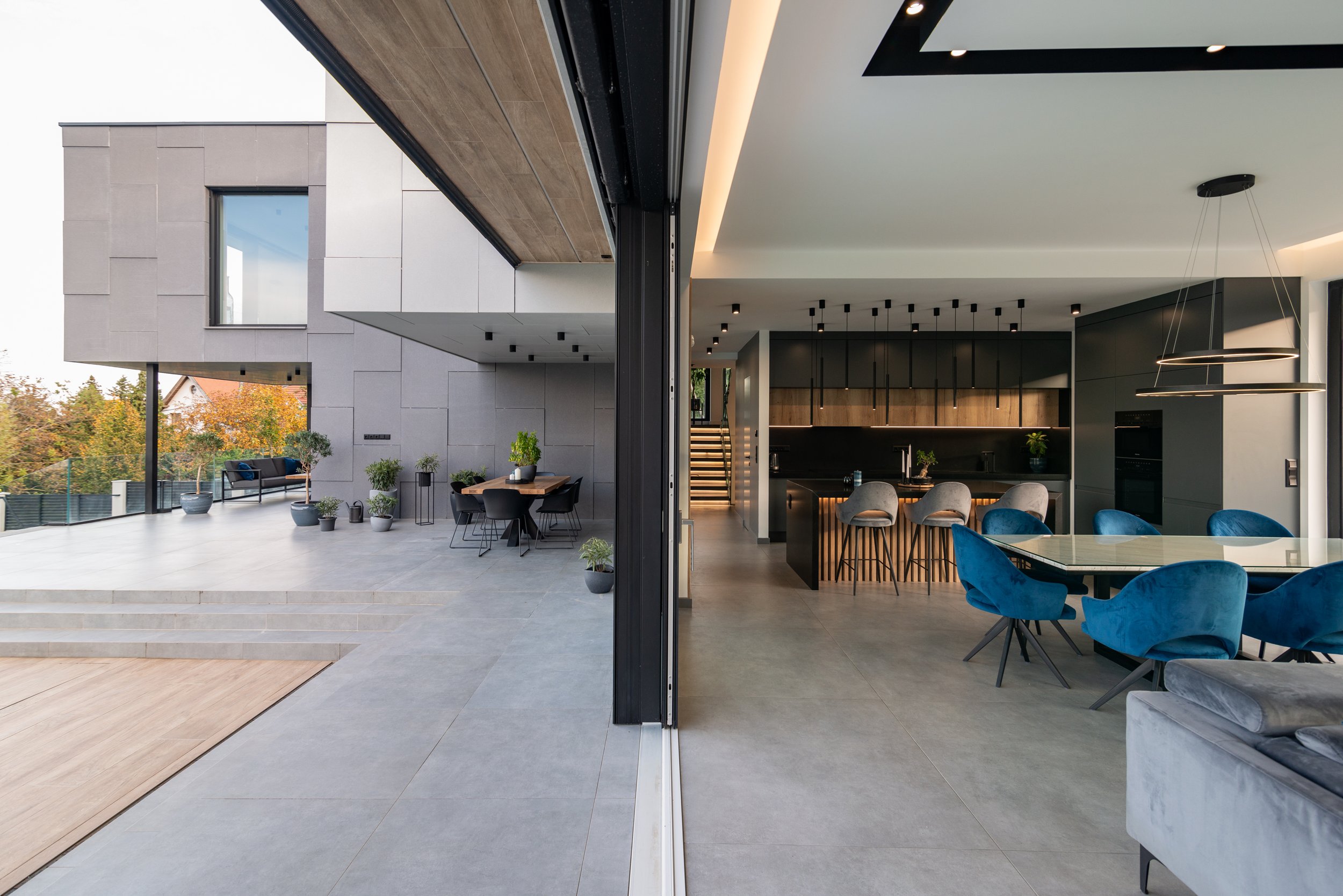 Külső-belső kép az óbudai villáról