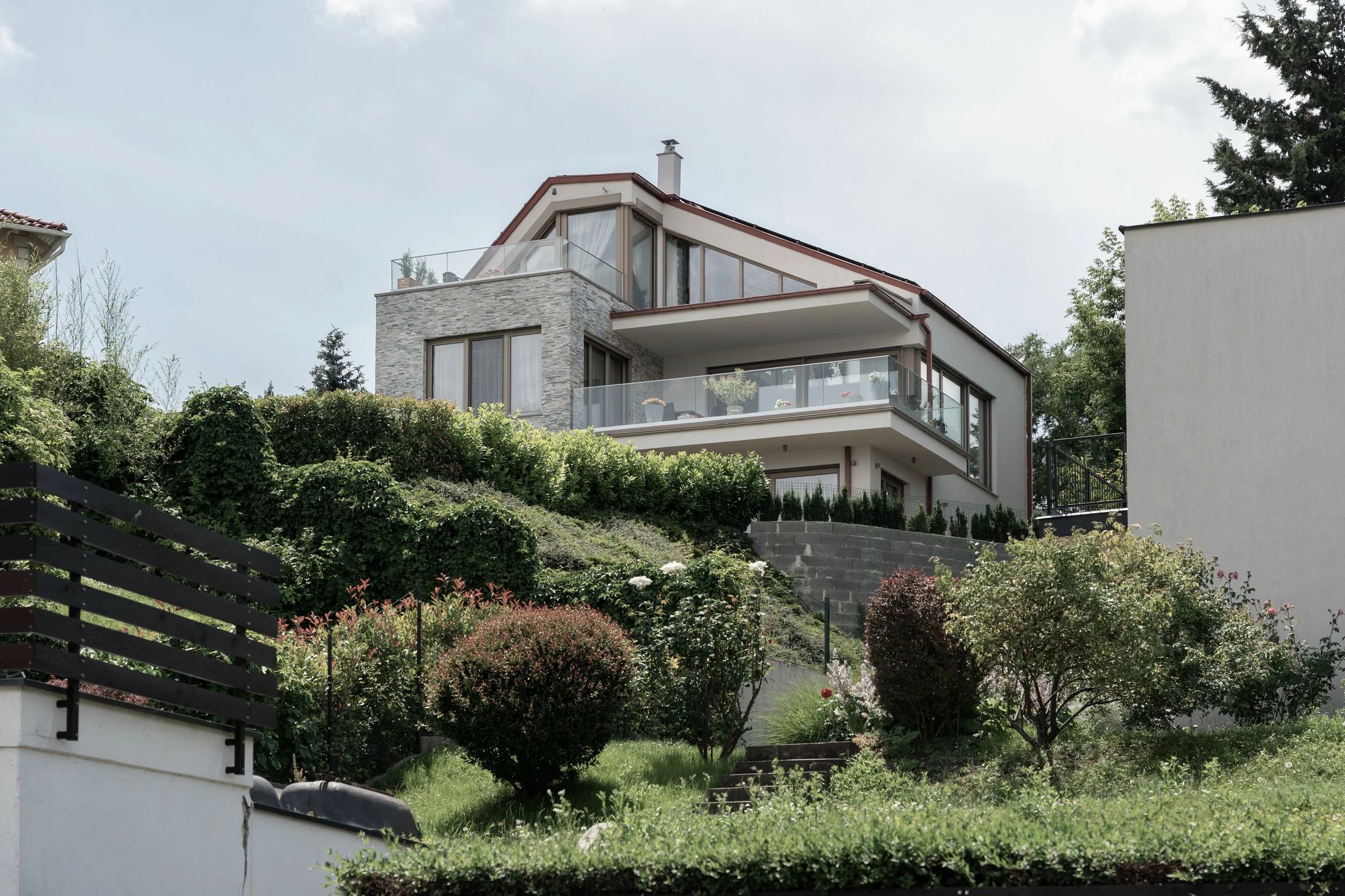 Kép a panorámás családi házról alulról