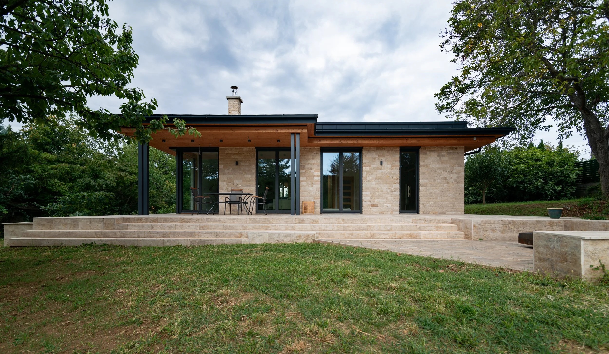 Átriumos családi ház intim kerti terasza