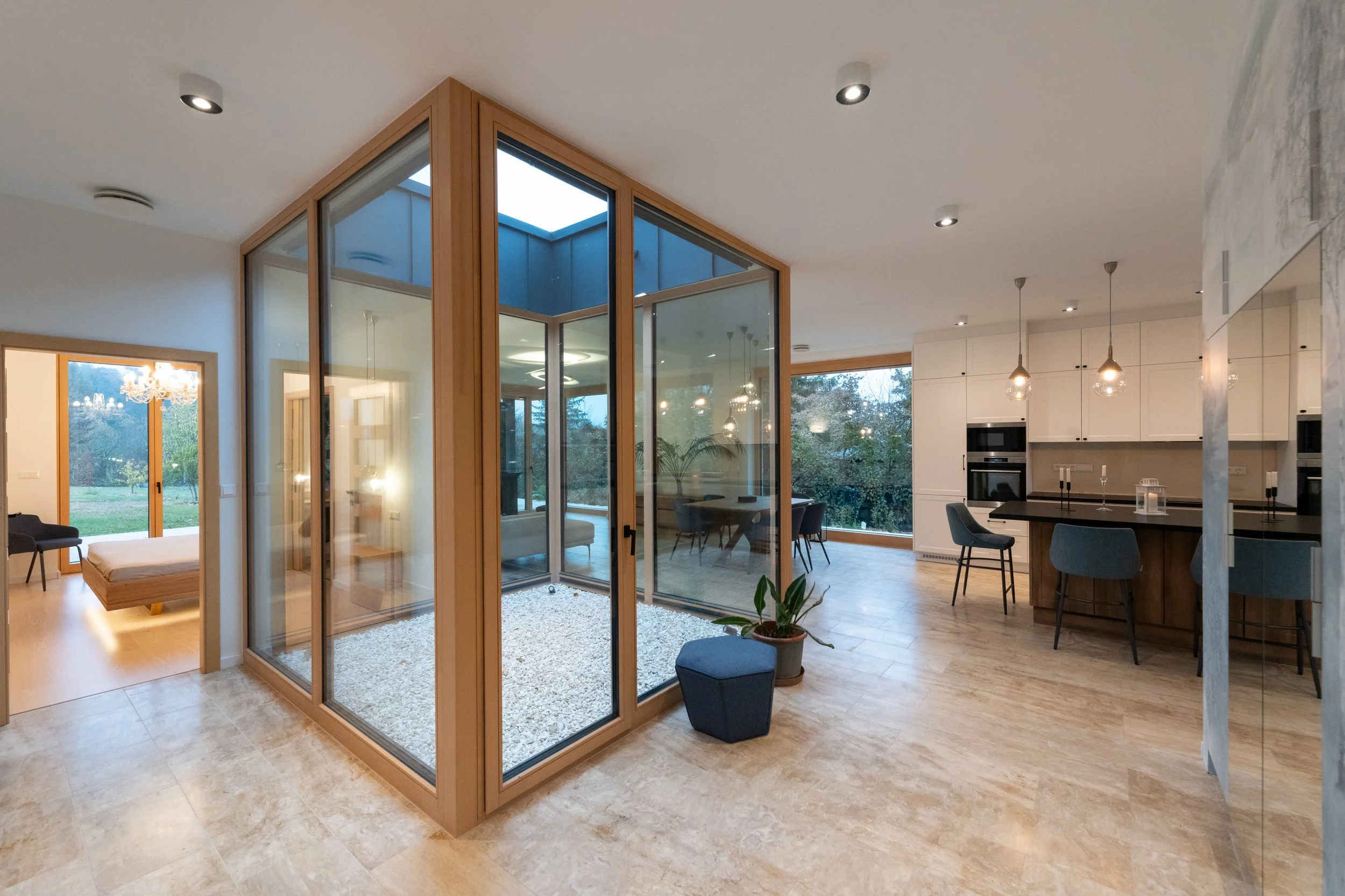 Átriumos családi ház belső képe az átriummal