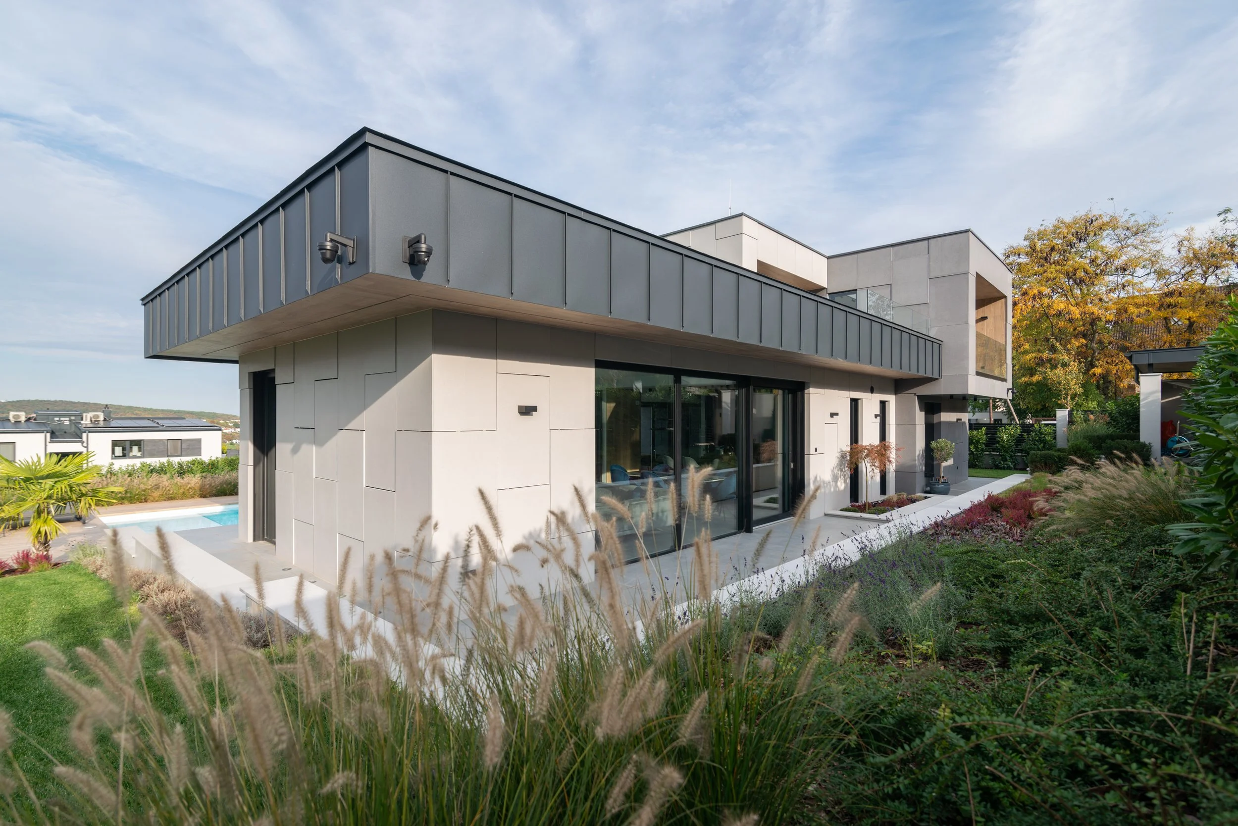 Óbudai villa az utca felől