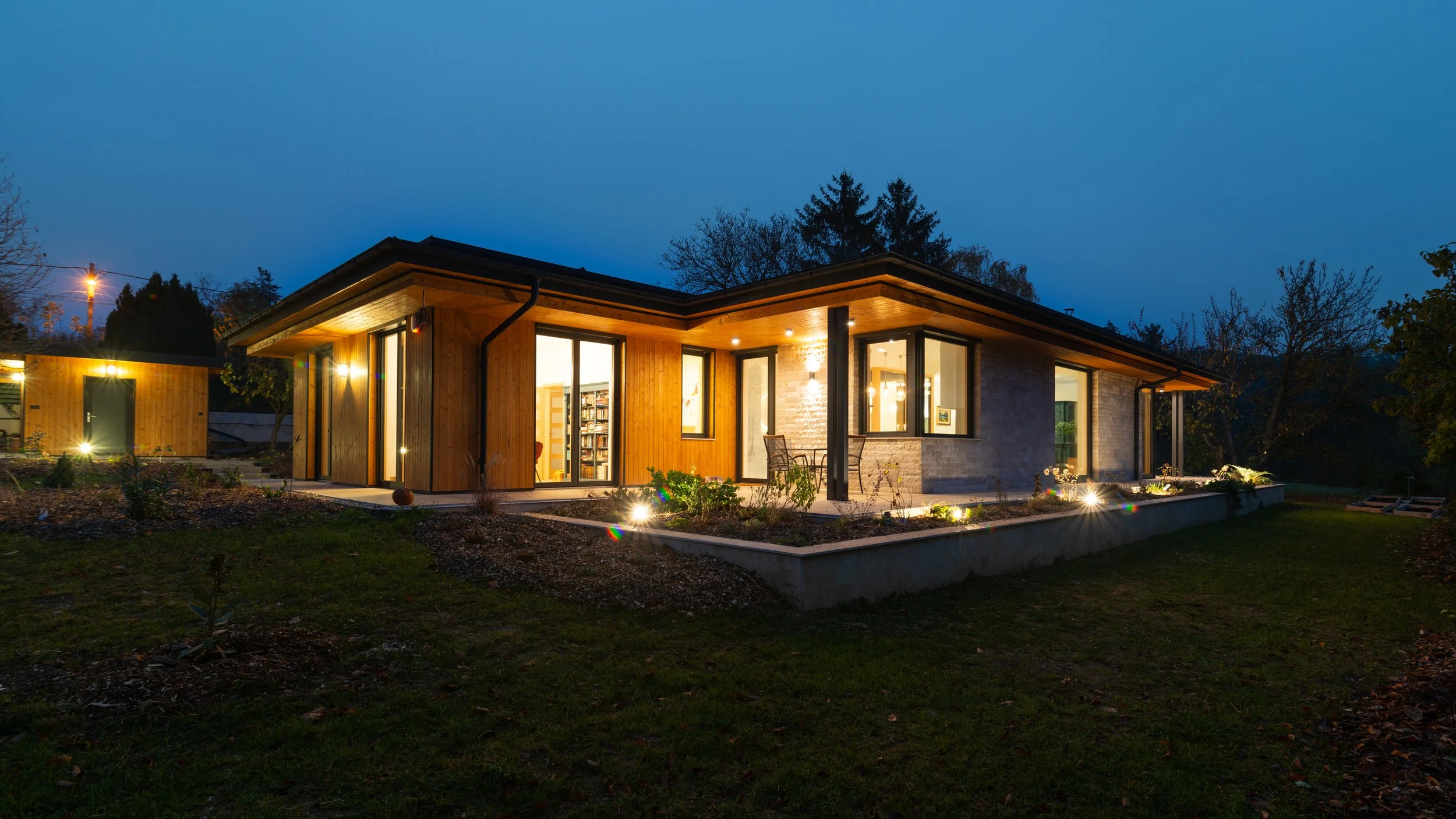 Átriumos családi ház konyhai terasza