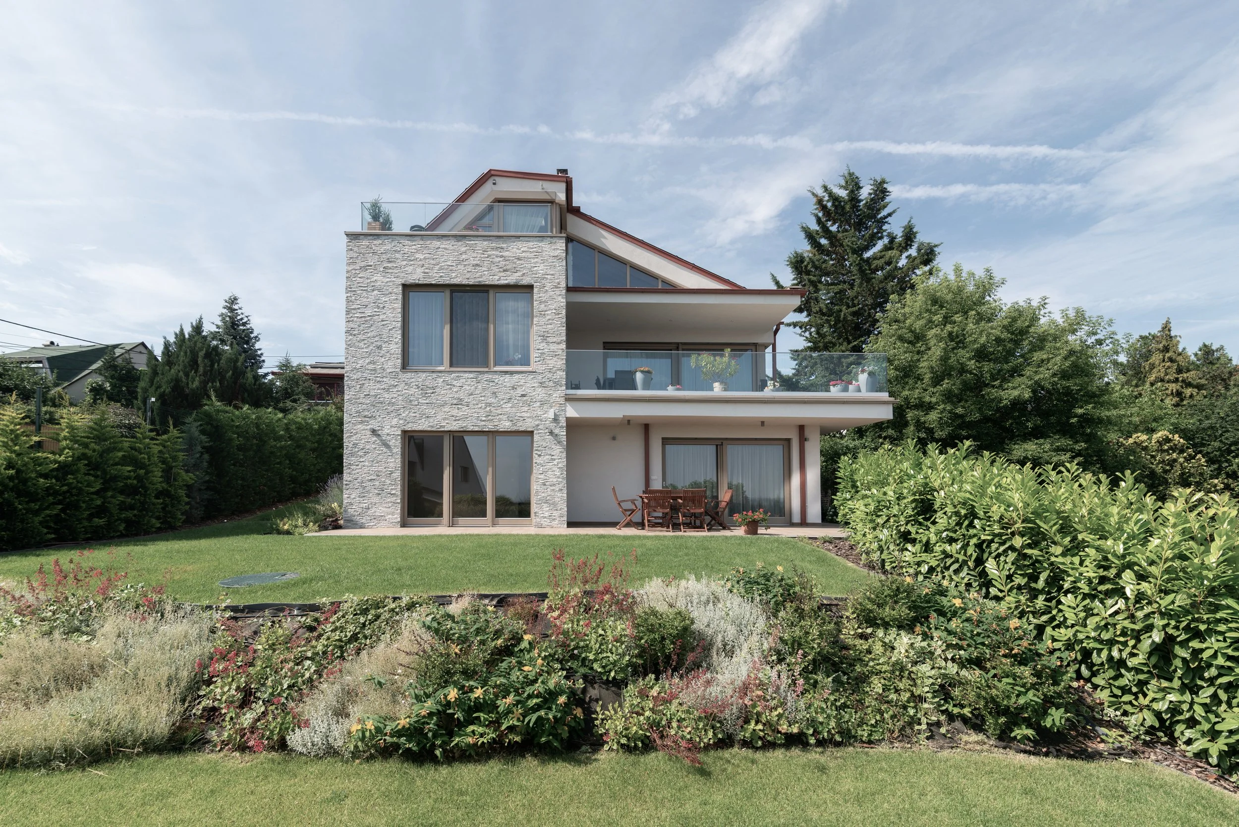 Kép családi ház kertjéből