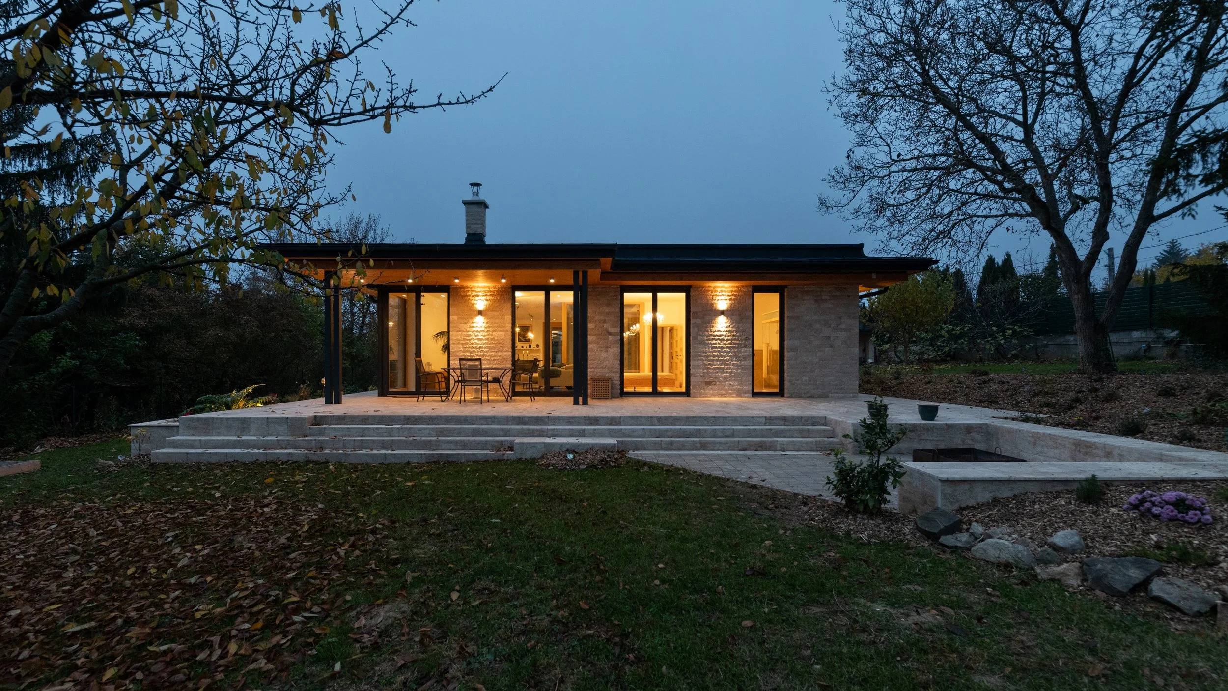 Átriumos családi ház esti szürkületben