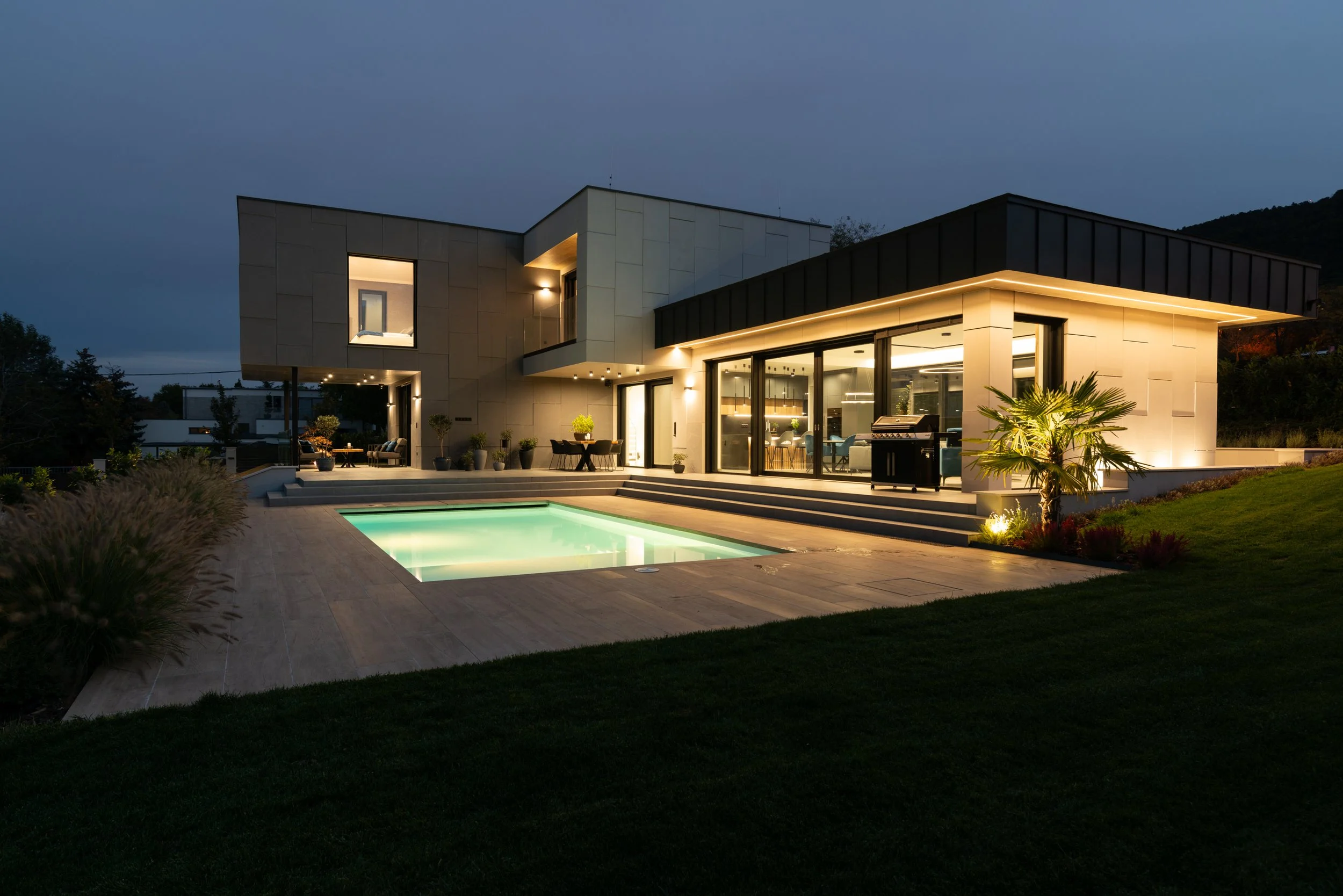 Kép az óbudai ház medencéjéről