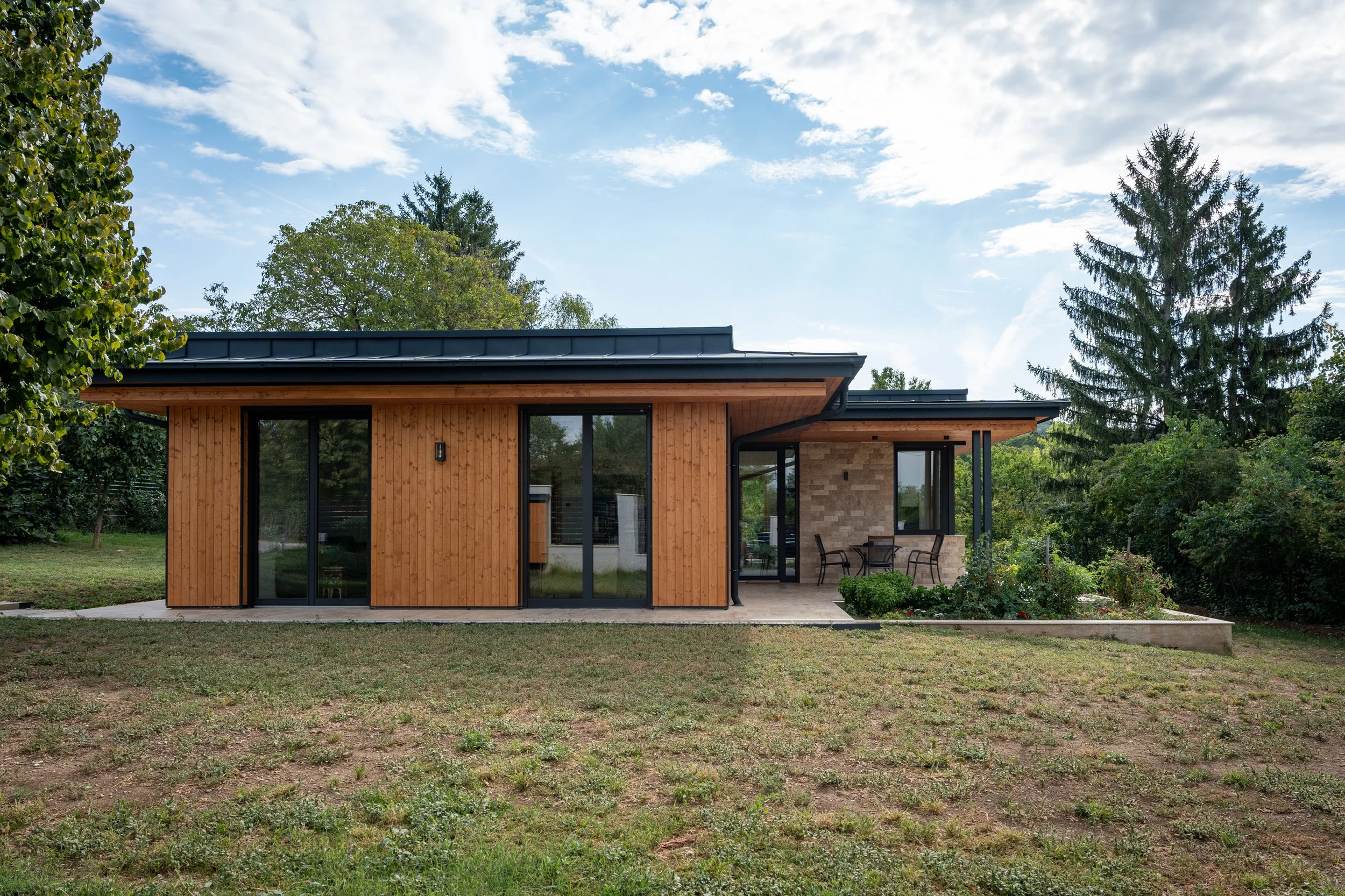 Kép az átriumos családi házról az utca felől