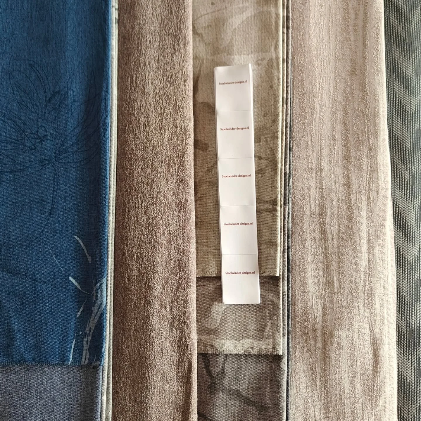 Daar zijn ze dan, de labeltjes.
Ze zijn echt heel leuk geworden en ben er erg blij mee. Nu nog eventjes wachten op de ritsen en dan  kunnen we los. 

Blijf op de hoogte door regulier in te checken om niets te missen.