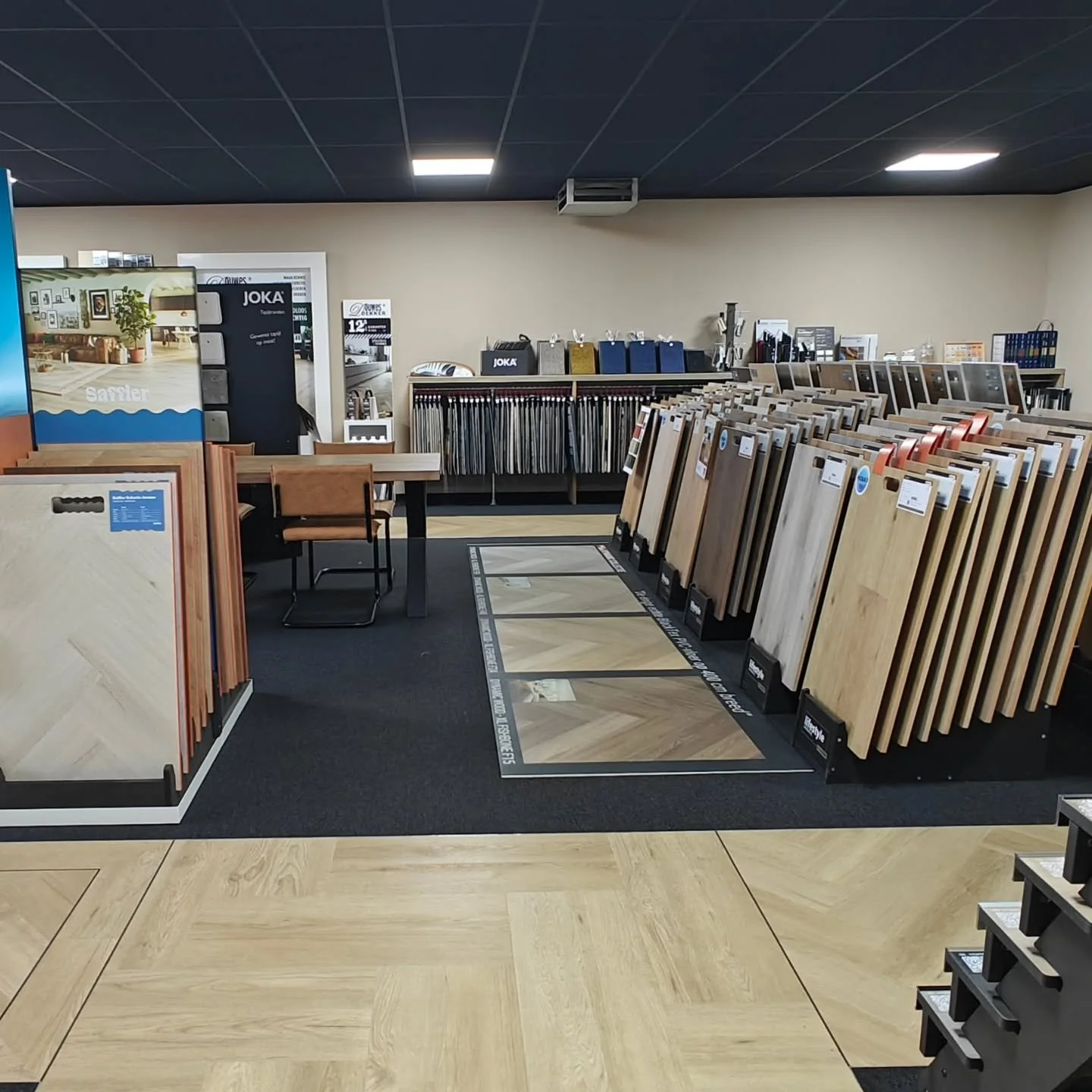 Het eerste deel van de winkel verbouwing is klaar.
De vloeren sectie is helemaal opgeknapt en heeft een complete metamorfose gekregen.

Ben jij ook benieuwd kom dan rustig een kijkje nemen bij Veenstra zonwering &amp; woning stoffering aan de  Statio