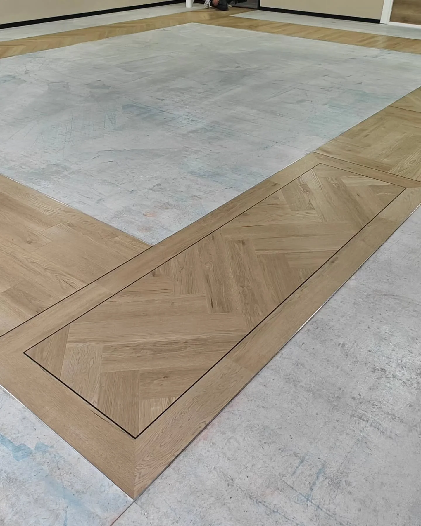 Looppaden afgerond ✓

Dit is niet zo maar een pvc vloer.
Met deze vloer laten we verschillende leg patronen zien. Dit hebben we gedaan om zo de klant te inspireren. Volgende stap is de tapijttegels,
Deze komen ook binnenkort.

Dan is de vloeren showr