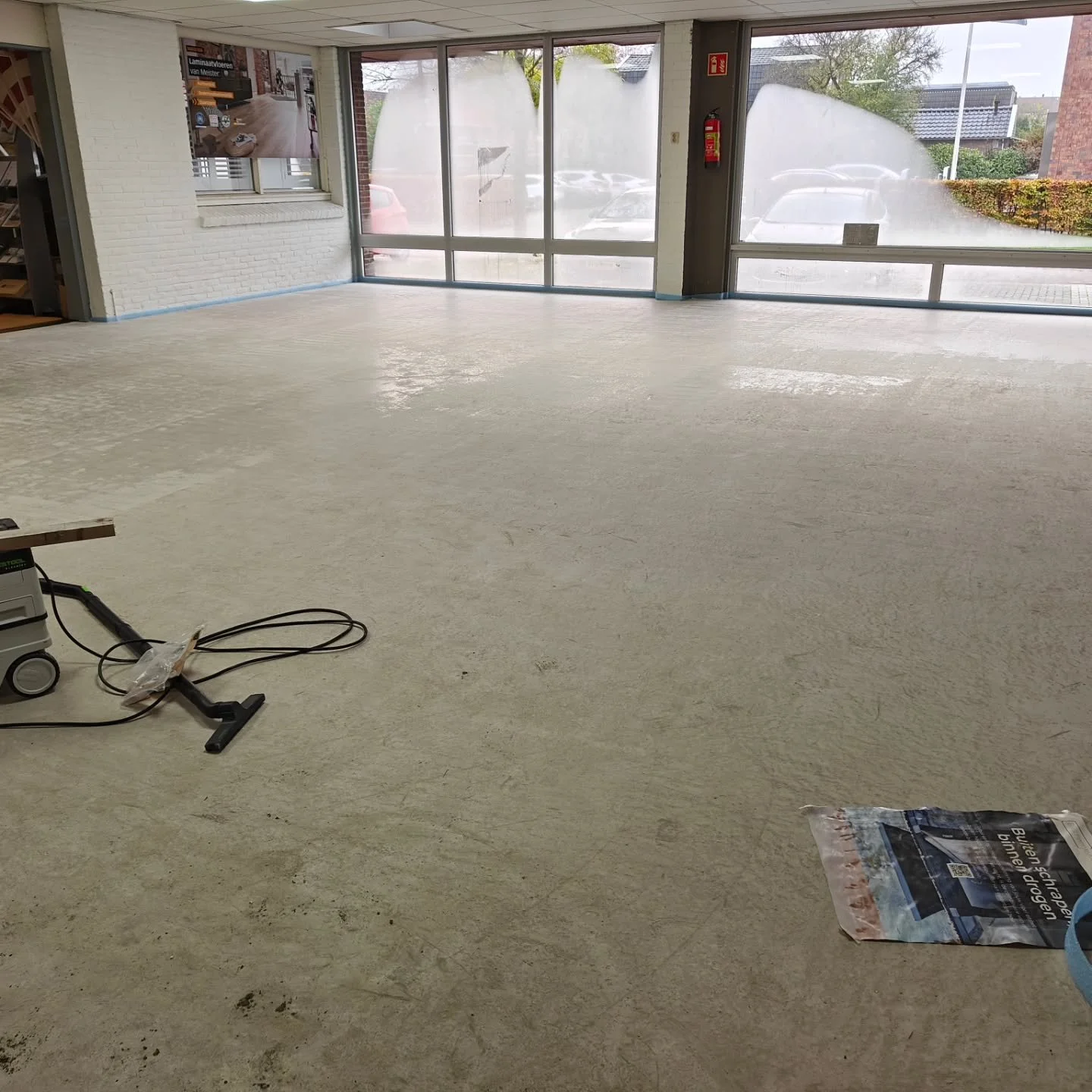 Progressie gemaakt deze week met de verbouwing.

Systeem plafond is nu compleet zwart geschilderd.

We hebben ook nieuwe gipsplaten tegen de wand aan gezet.

Meer updates komen binnenkort.

_____________________________________________________

_____