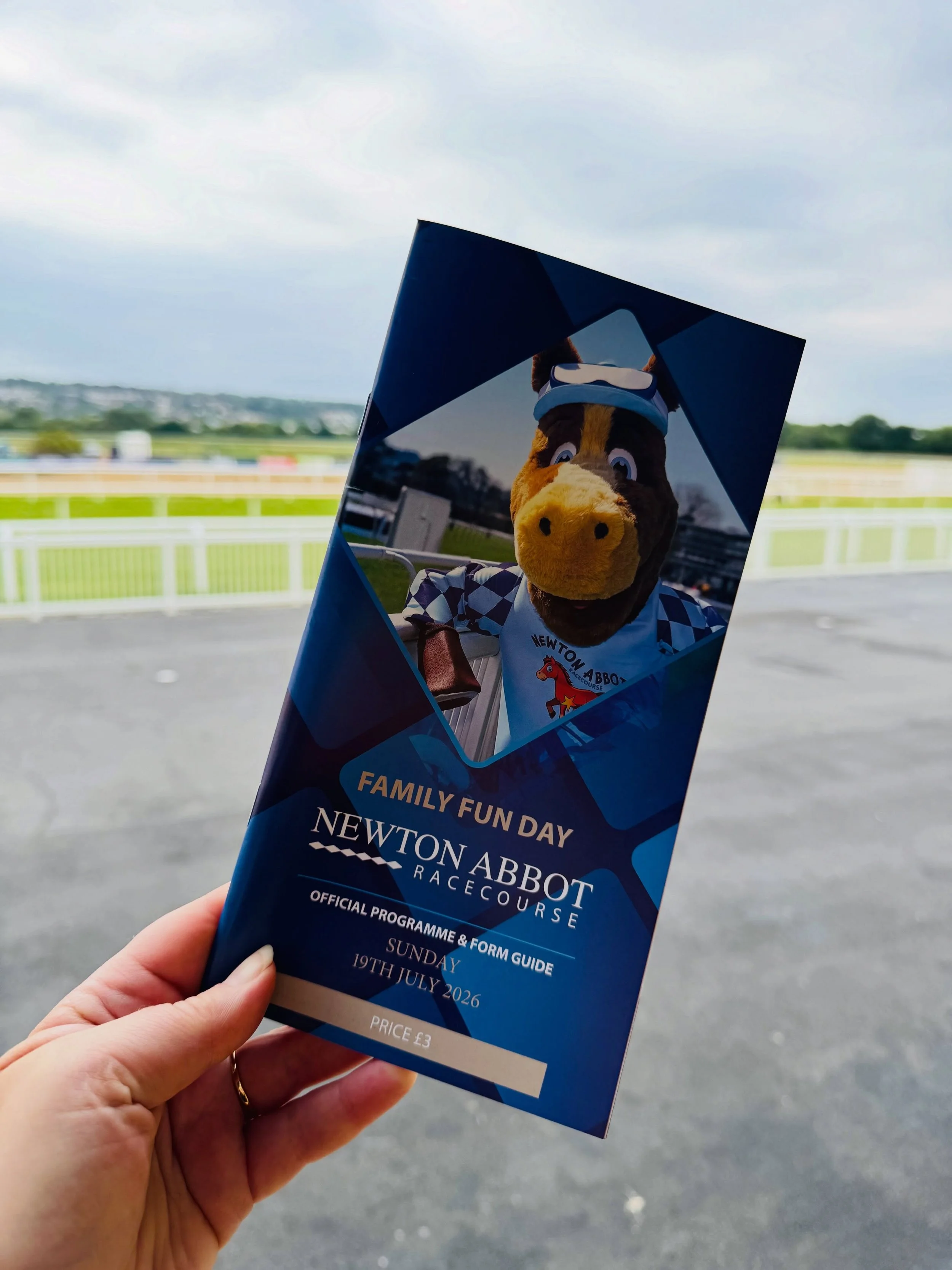 It&rsquo;s Raceday! 

Gates open in 4 hours and we are ready to welcome you to our Family Fun Day. As well as a 6 race card we have:

✅FREE inflatables 
✅Magician and bubble fairy 
✅Traditional Games
✅Sports activities with Saints Southwest
✅Face pai