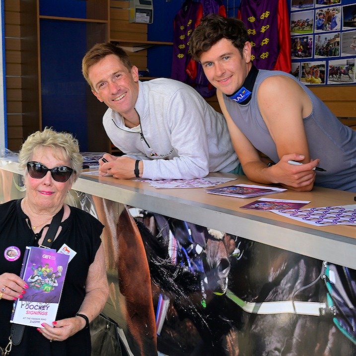 🏇 A BIG THANK YOU✍️

What a fantastic response to our Jockey Signing Hub last night! We loved seeing so many racegoers meeting Sam Twiston-Davies and Brendan Powell, getting racecards signed, taking selfies and finding out a little more about the pe