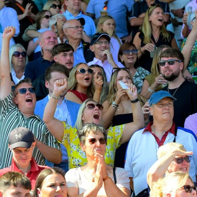What's on this weekend? We're racing......

Join us on Saturday for a bumper fixture. Here's what you need to know:

⏰ Gates open at 11.05am, first race 1.05pm, last race 4.43pm then stay for the entertainment!
🏇 7 exciting races 
💕 Meet retired ra