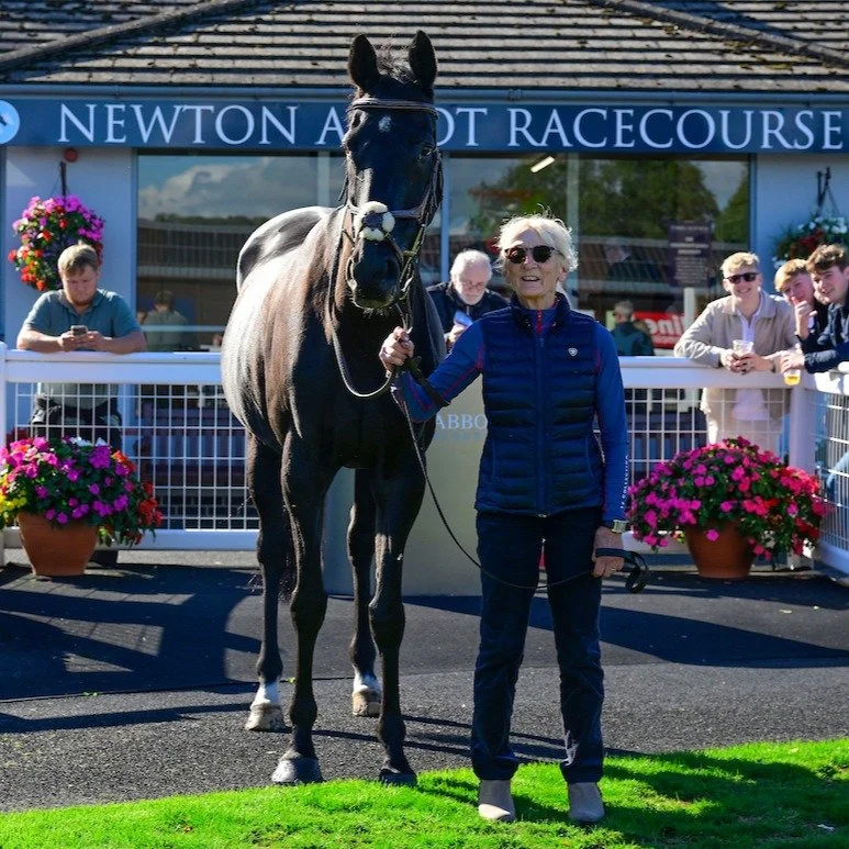 A very special Saturday reunion with Black Corton! ❤️

Looking absolutely fantastic in the glorious sunshine, Black Corton was back at Newton Abbot on Saturday, and it was wonderful to see so many racegoers delighted to have him back.
Jimmy Frost sha