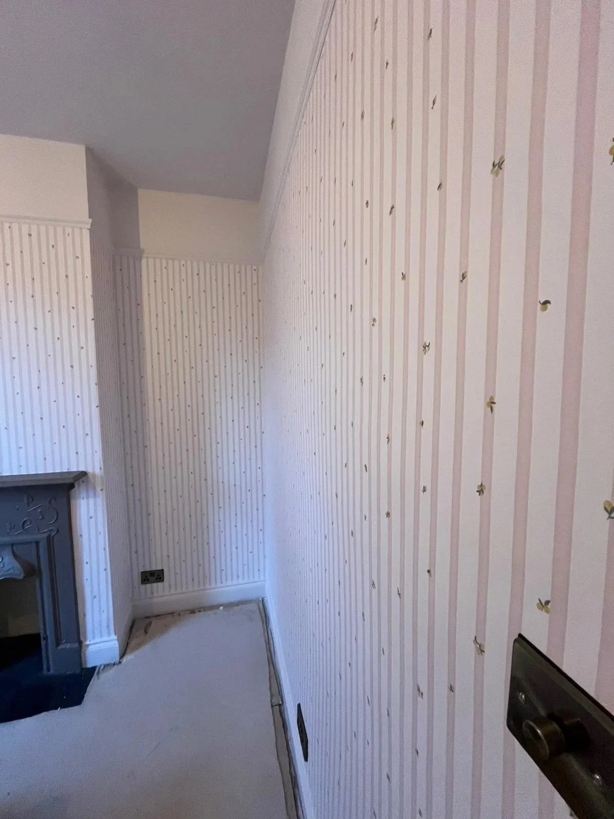 essex painter and decorator to wallpaper room. professional wallpapering near me