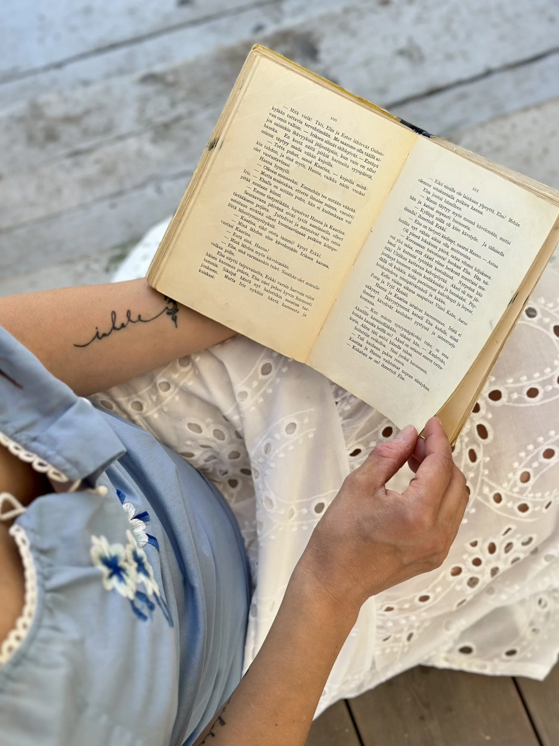 Brändikuvausasiakas lukee kirjaa.