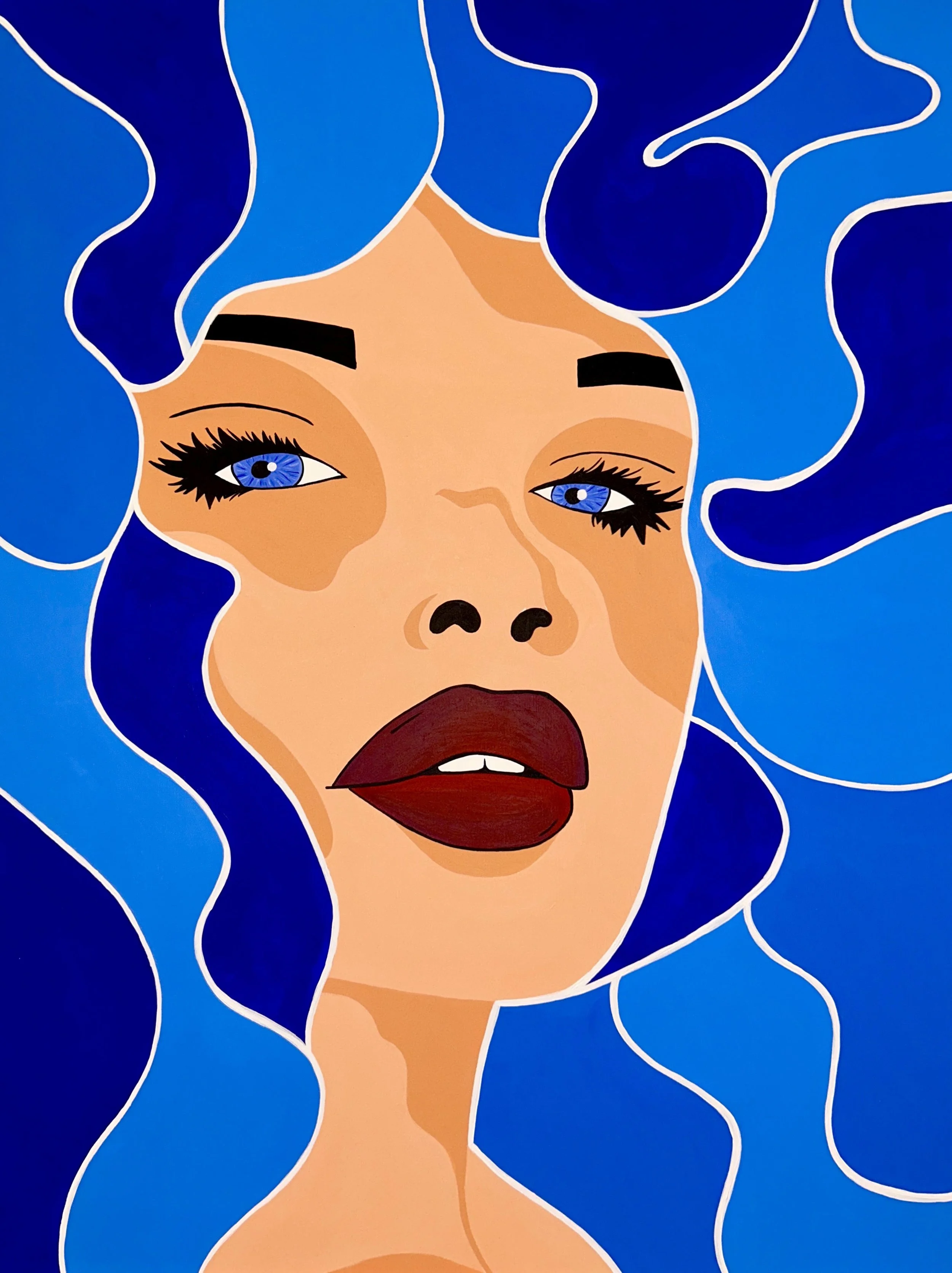 Eine stilisierte, digitale Kunstaufnahme eines Gesichts mit blauer, wellenförmiger Frisur, blauen Augen und großen, schwarzen Wimpern, roten Lippen und einem hellen Hautton, umgeben von nahen, wellenförmigen blauen Linien.