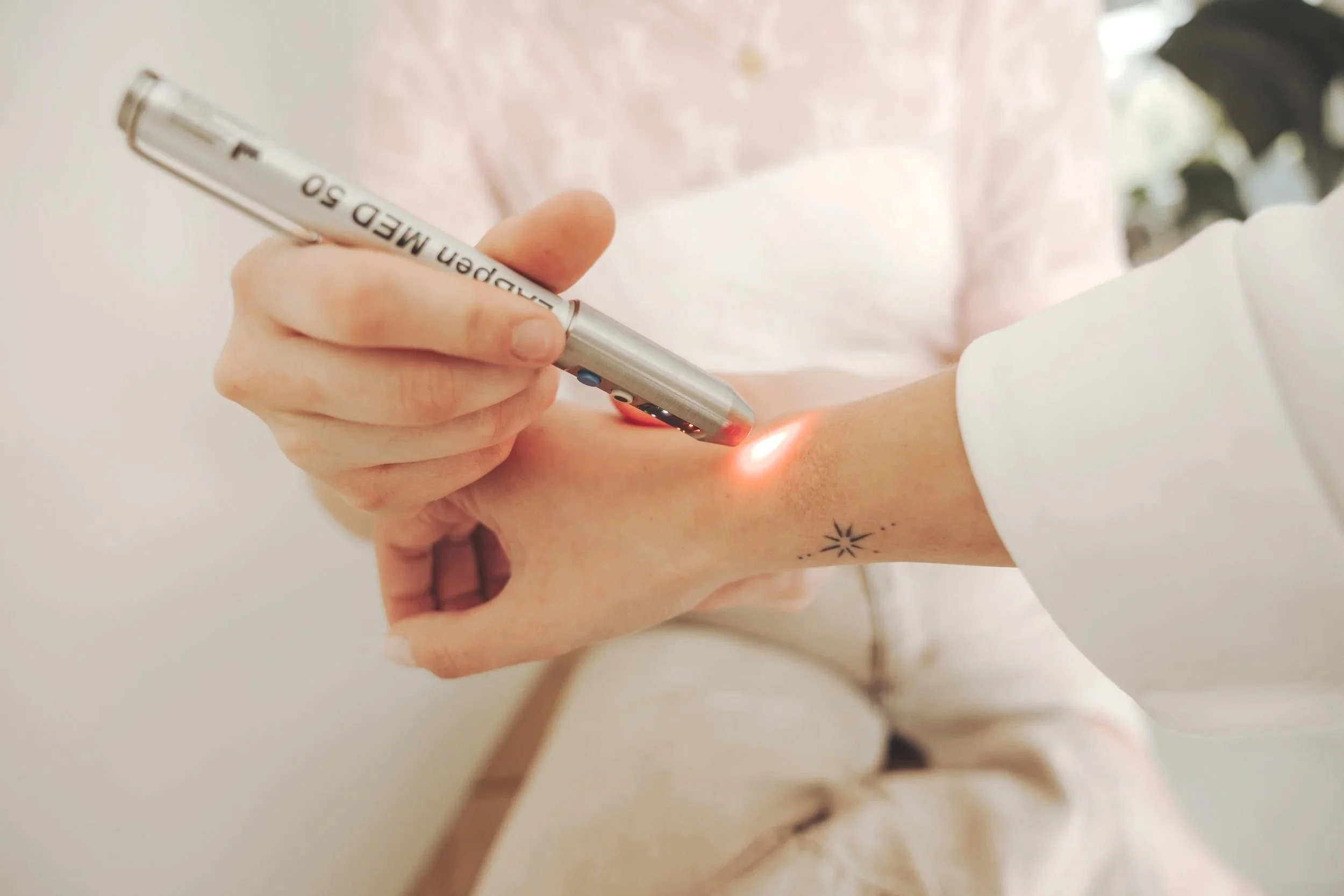 Softlaser-Therapie, Laserbehandlung, Taping, Osteopathische Handgriffe