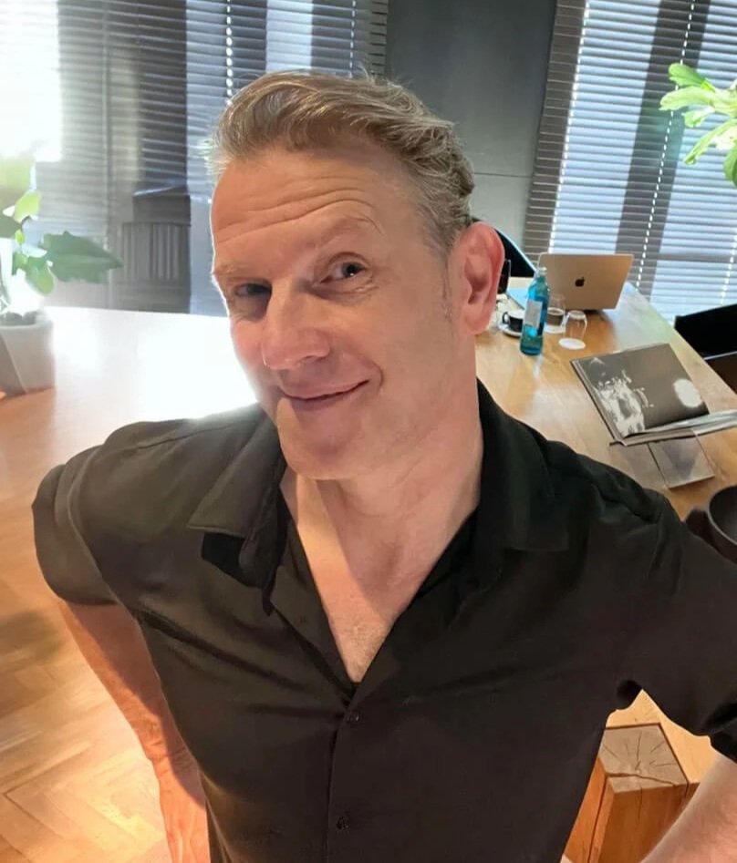 Rasmus Schübel Fotograf und Webdesigner lächelt selbstbewusst in die Kamera