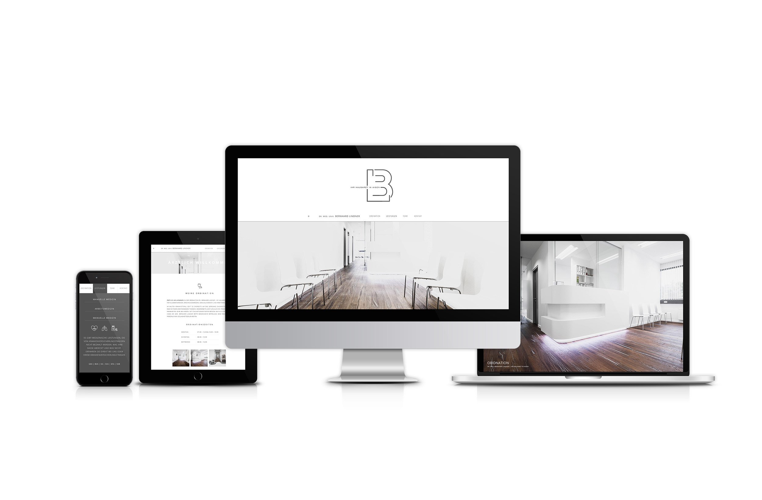 Mehrere elektronische Geräte (Smartphone, Tablet, Desktop-Computer, Laptop) zeigen verschiedene Webseiten mit minimalistischem, modernem Design und weißen Innenräumen.