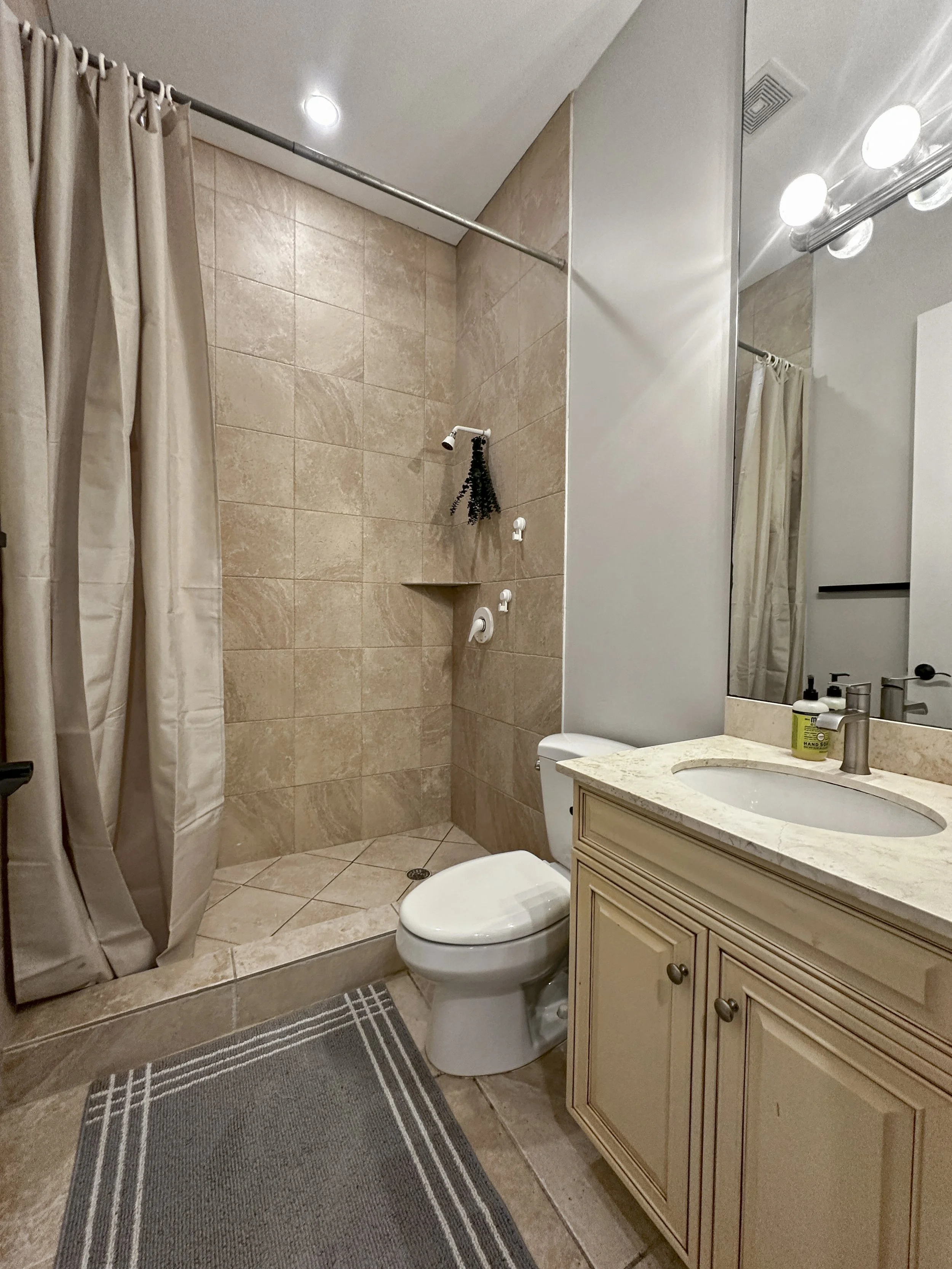 Bedroom5 Bathroom.JPG
